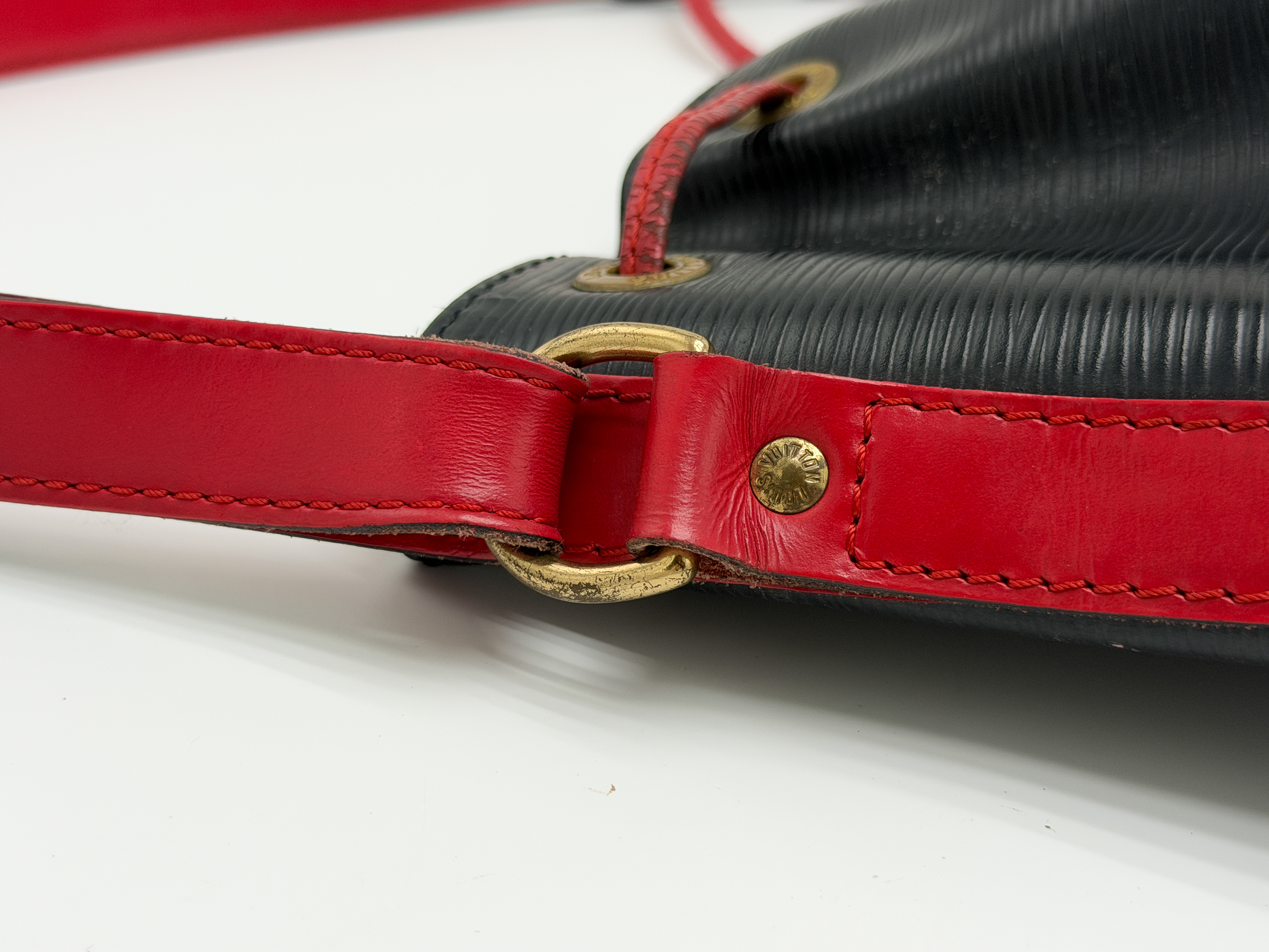Epi M44017 Noé Bicolor Noir x Castilian Red Shoulder Bag — view 6