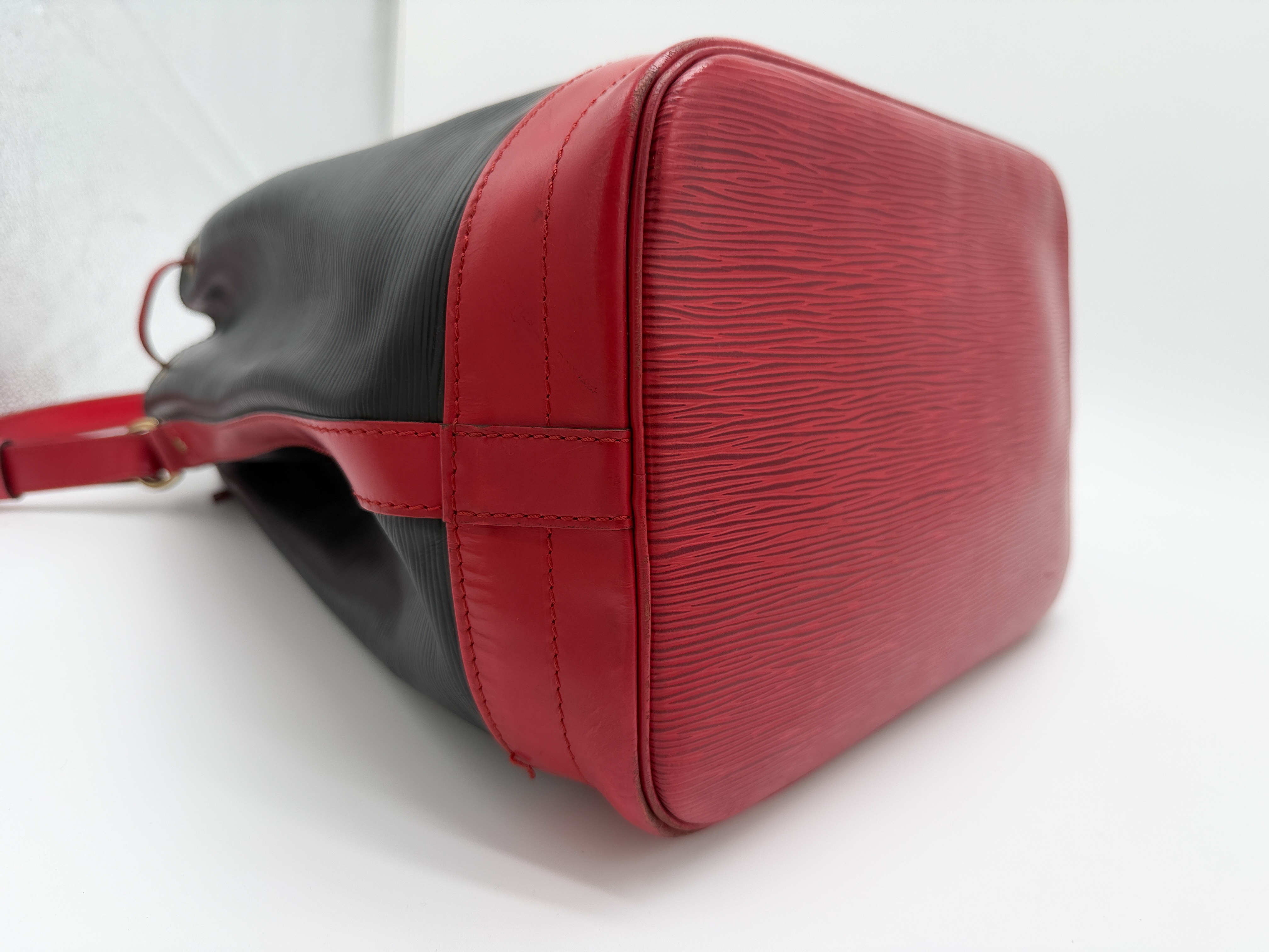 Epi M44017 Noé Bicolor Noir x Castilian Red Shoulder Bag — view 8