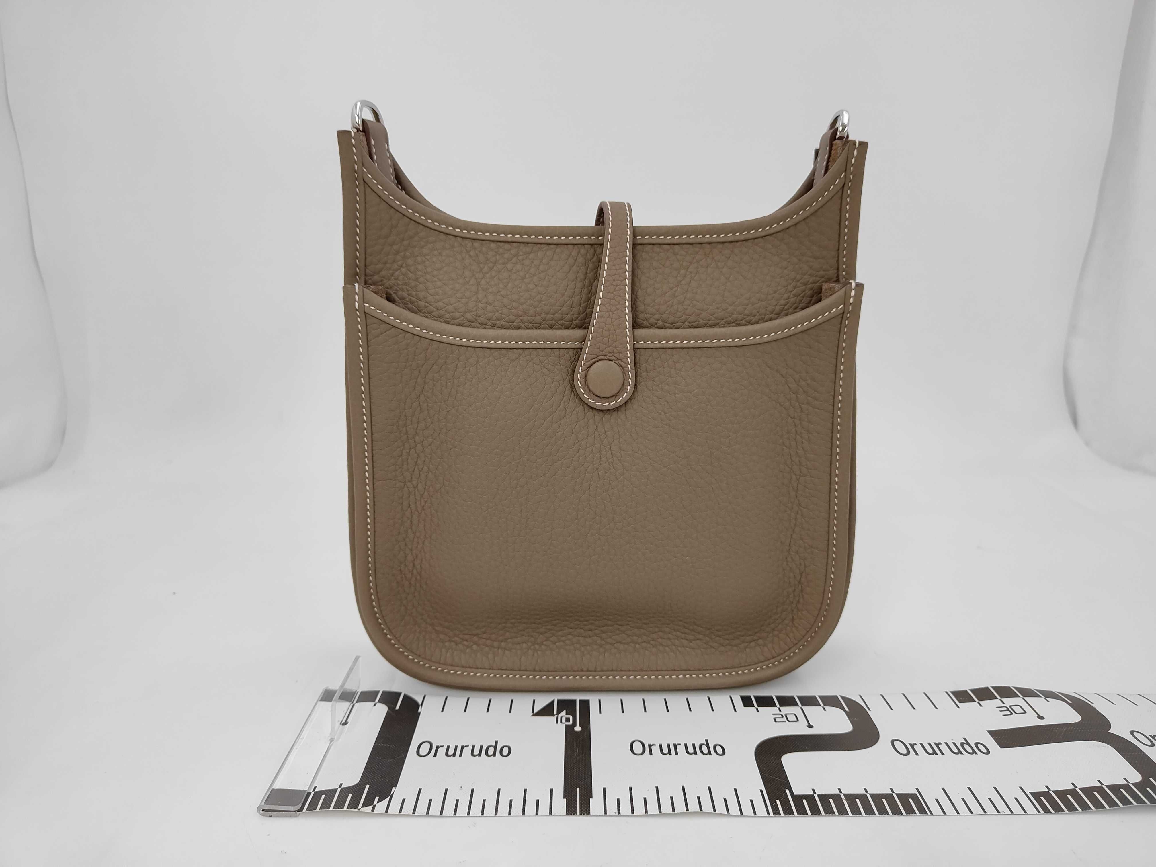 Evelyne 23 Taurillon Clemence Etoupe Silver Hardware G Stamp Shoulder Bag — view 2