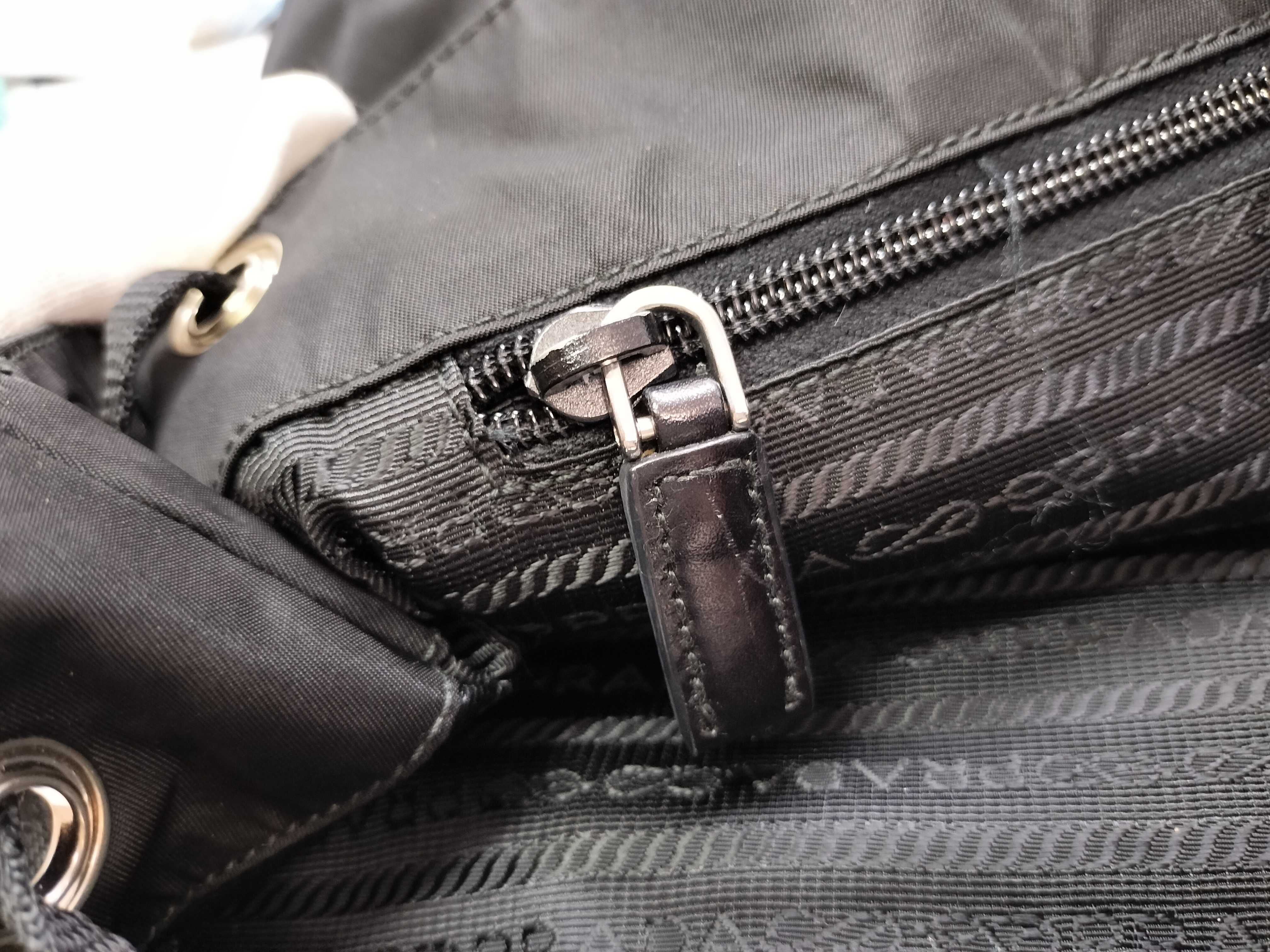 nylon tote bag with pockets and triangular logo. — view 11