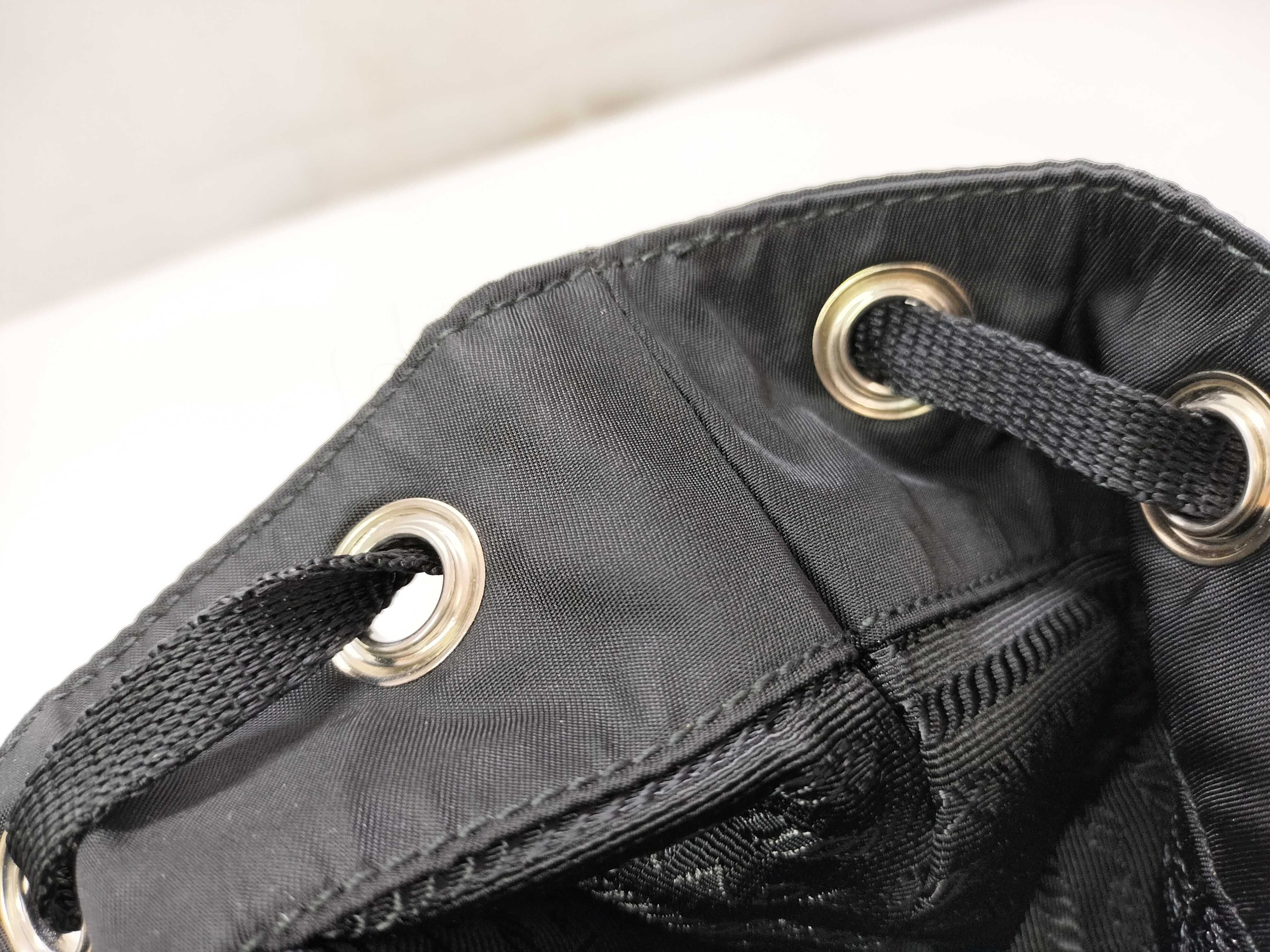 nylon tote bag with pockets and triangular logo. — view 12