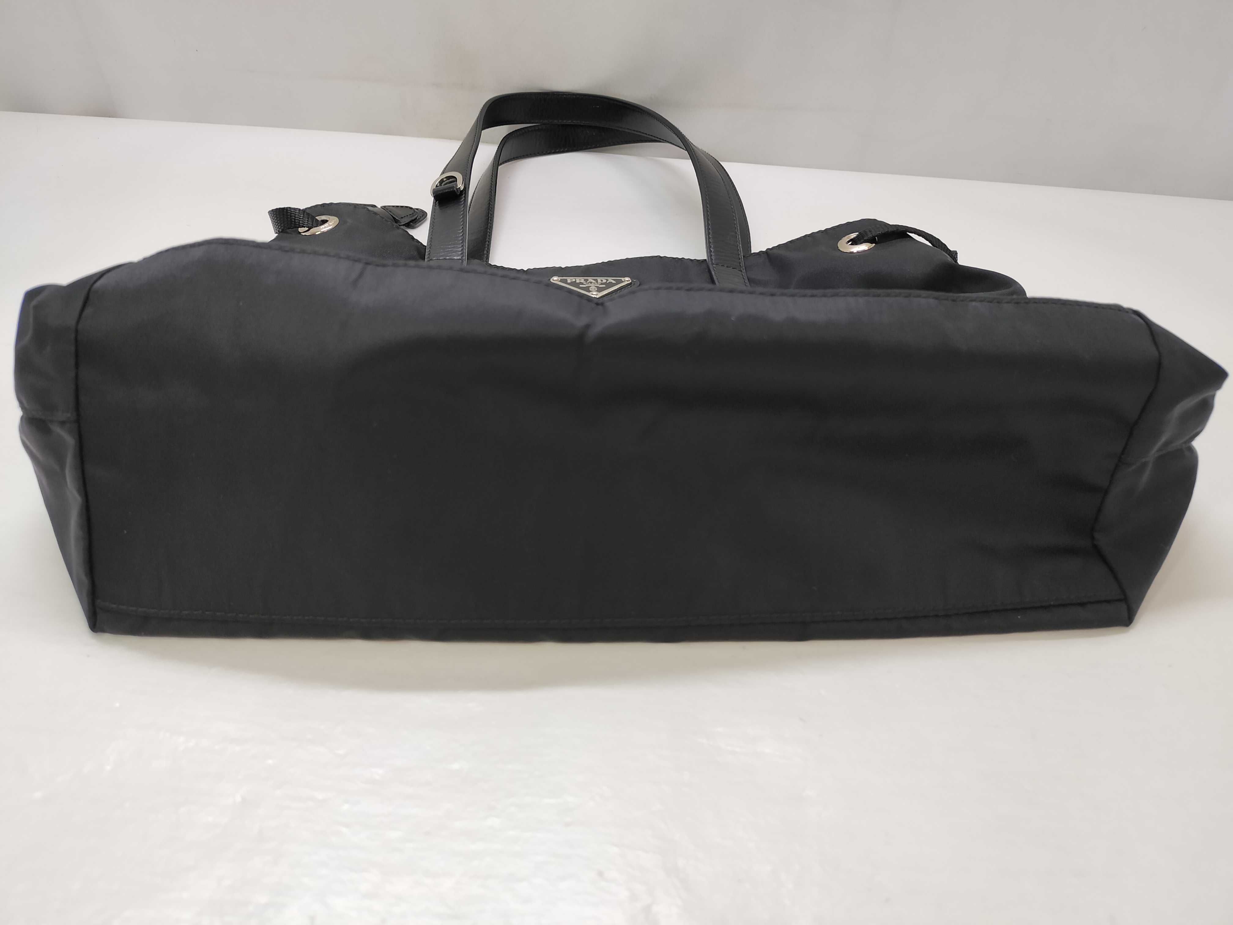 nylon tote bag with pockets and triangular logo. — view 13