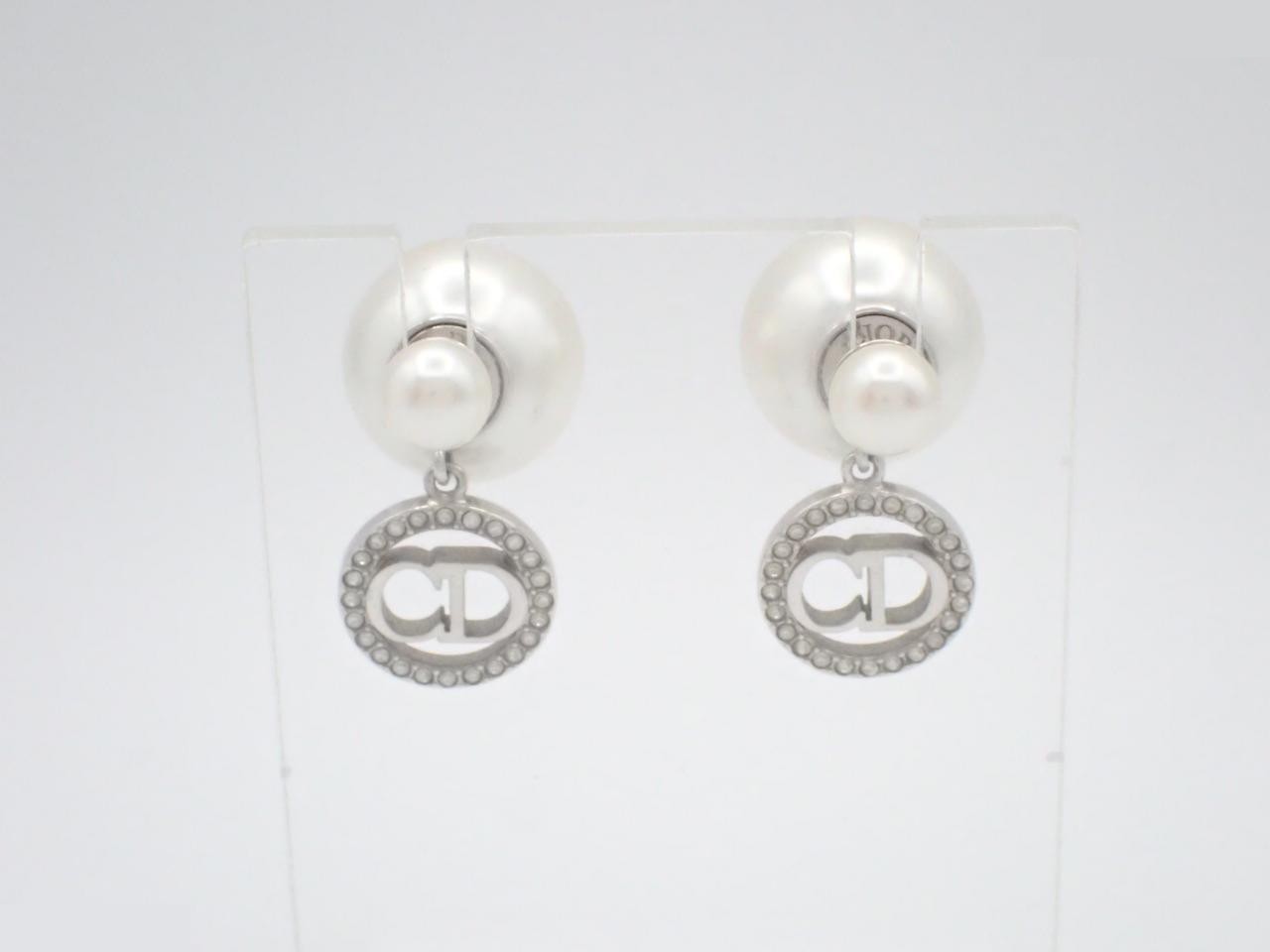 Other lines: Precious metals and earrings