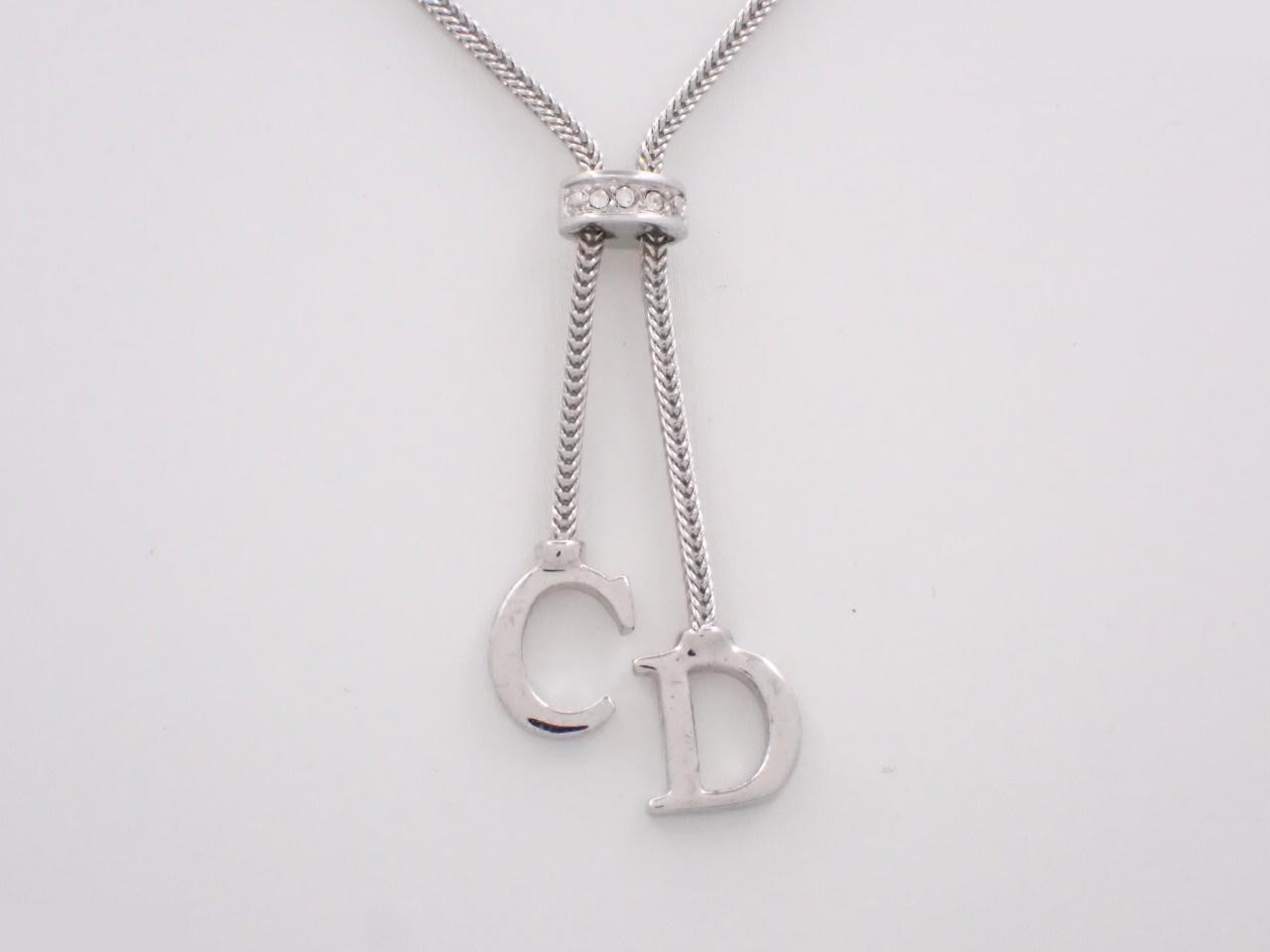 Other lines: Precious metal necklaces and pendants, chain approximately 42cm.