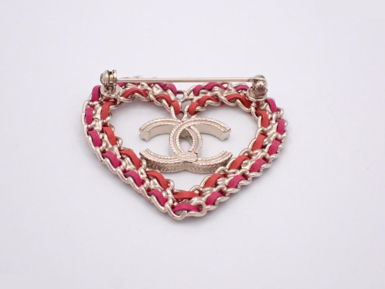 brooch, B18P, heart design, Coco Mark, leather, red, 4.5cm wide. — view 2