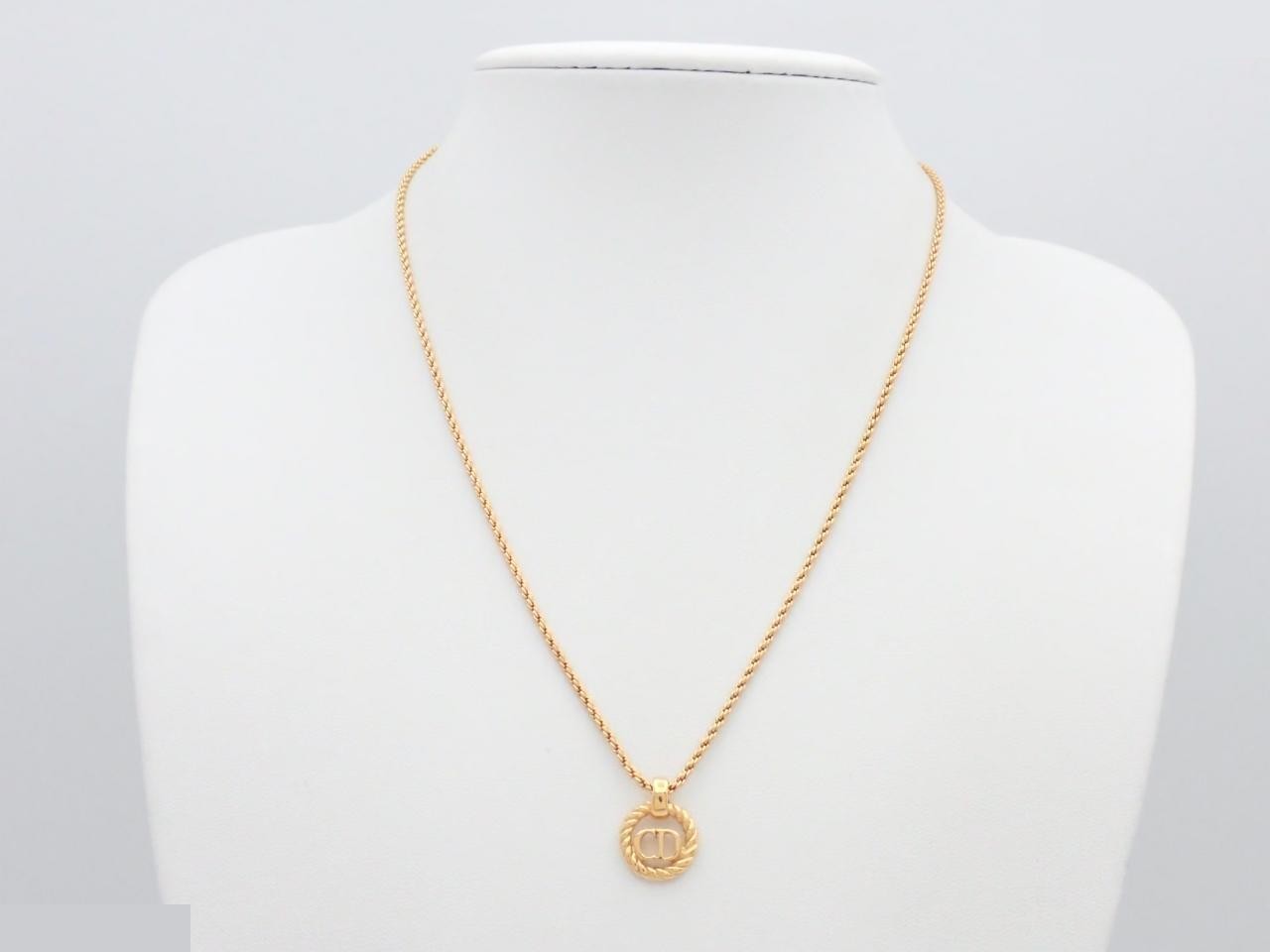 Gold necklace — view 3