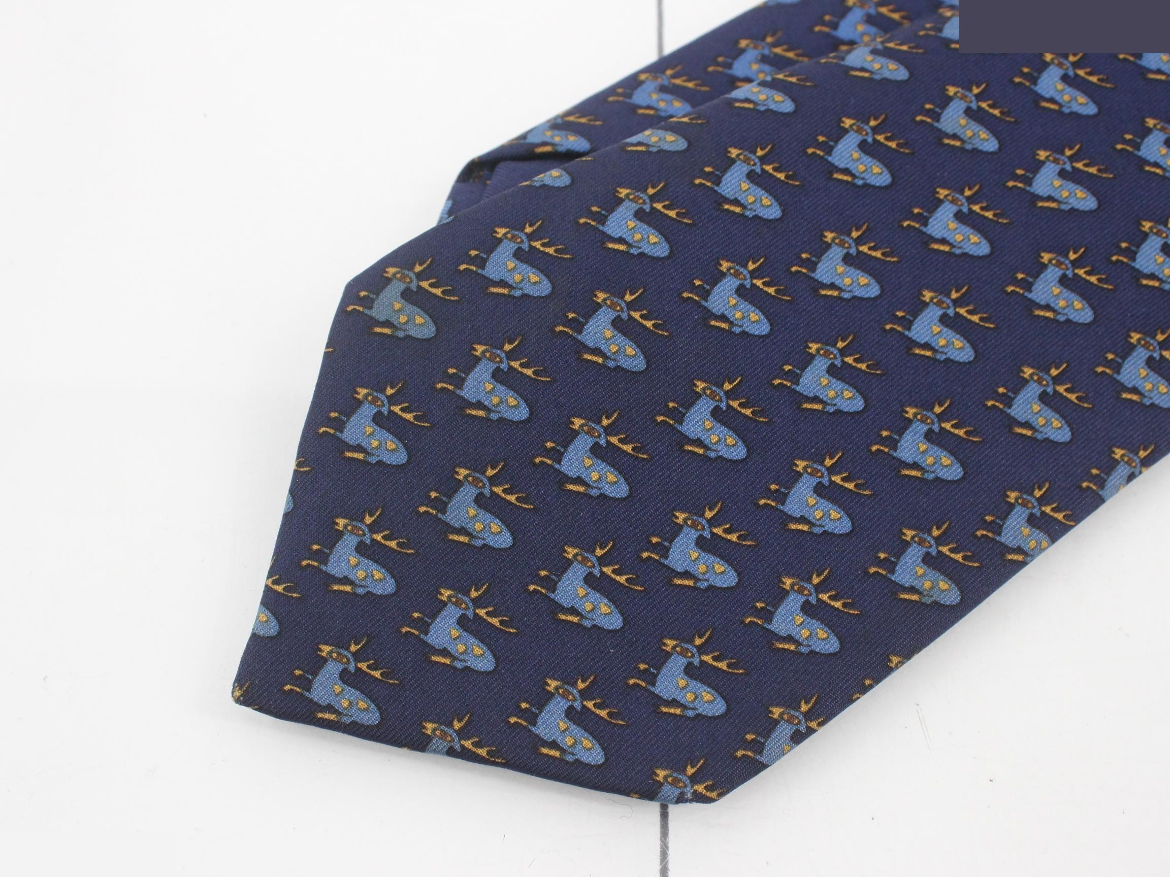 tie — view 3