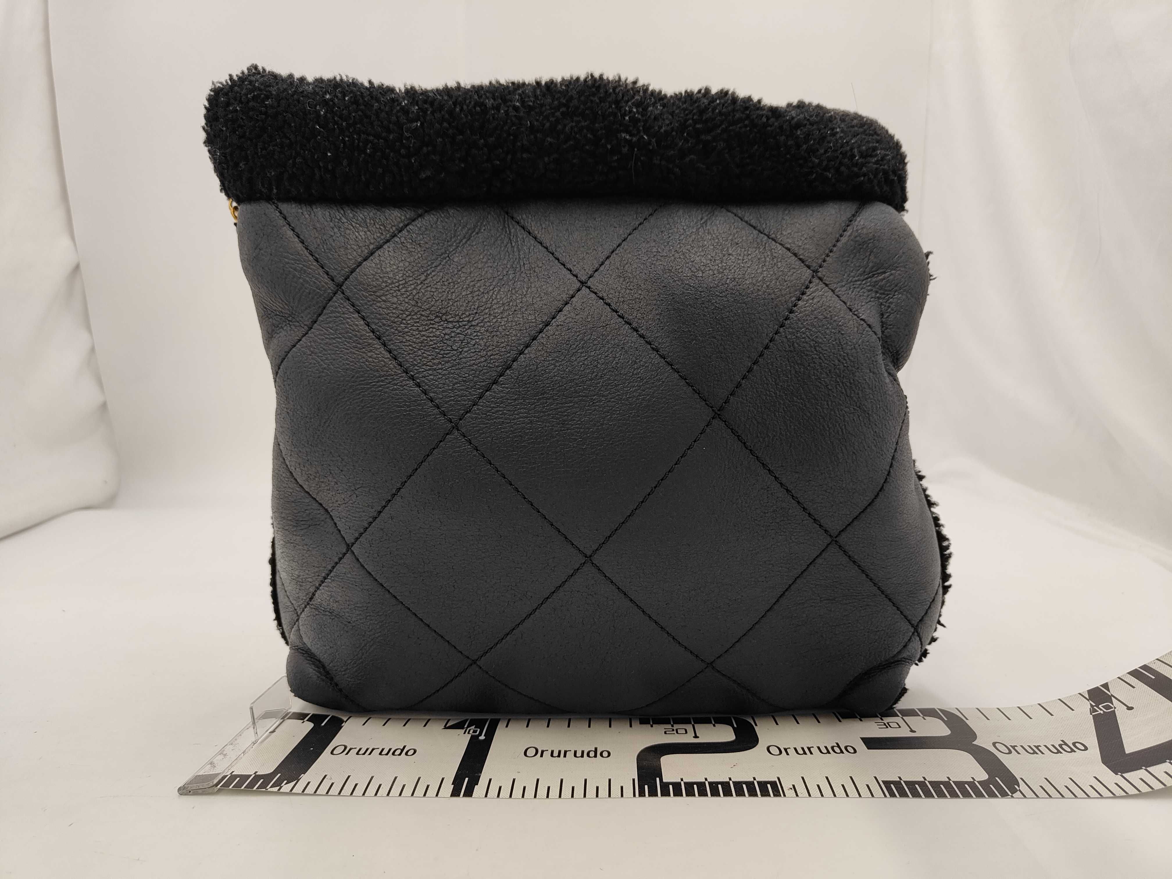 22 Logo Small Boa Shearling Aged Lambskin Black Gold Hardware Chain Bag Black Shoulder Bag — view 2