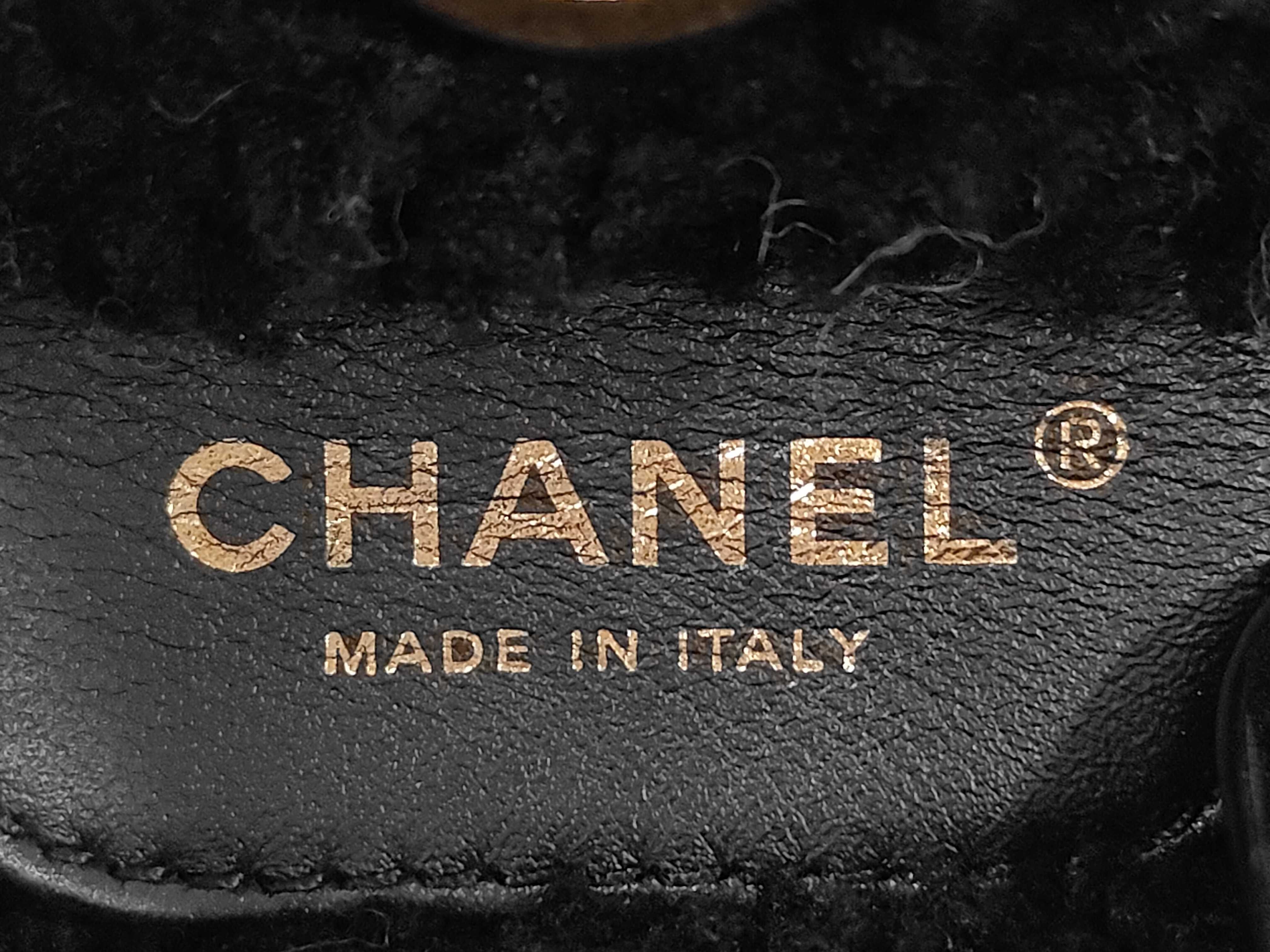 22 Logo Small Boa Shearling Aged Lambskin Black Gold Hardware Chain Bag Black Shoulder Bag — view 11