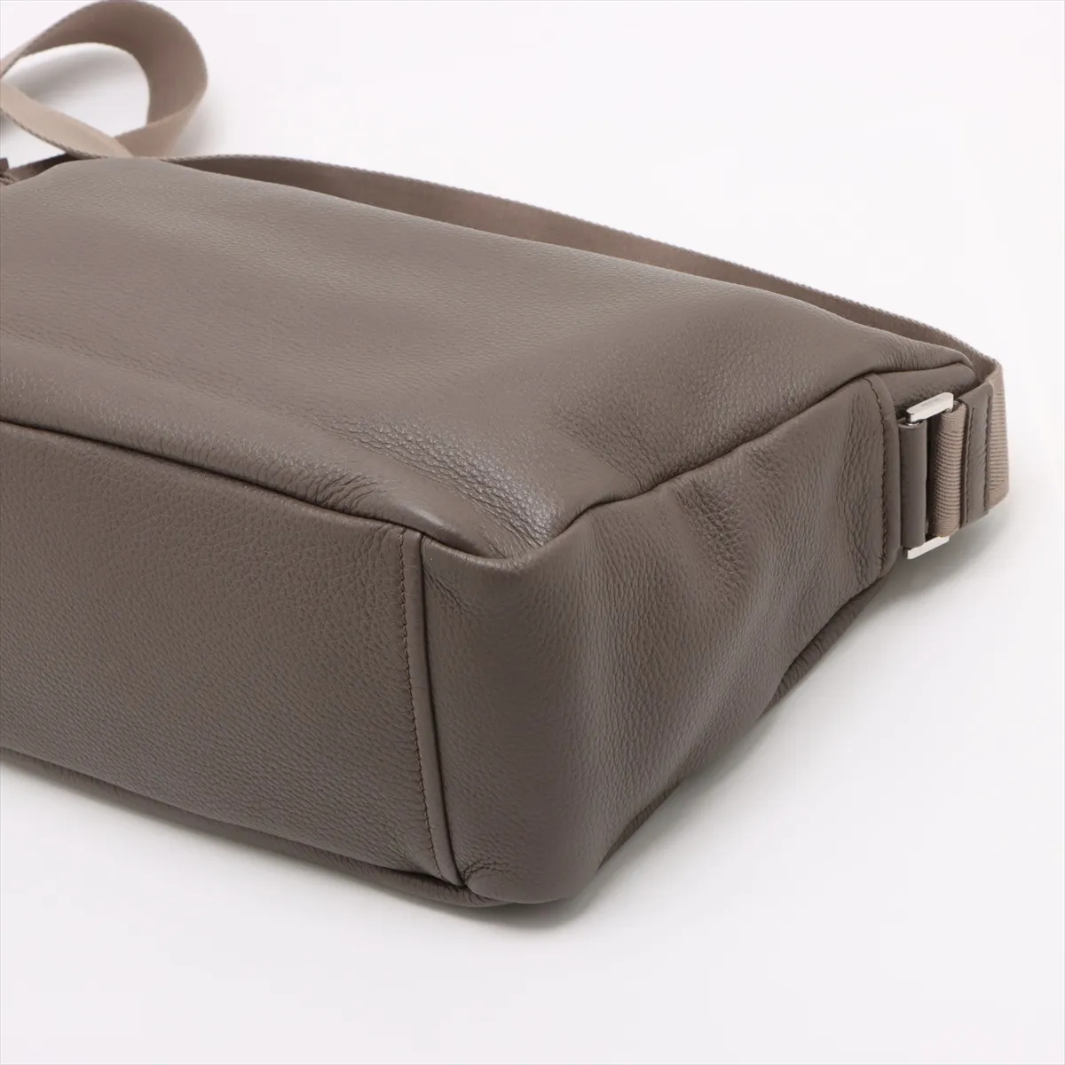 Vitello Dino Leather Shoulder Bag Greige — view 3