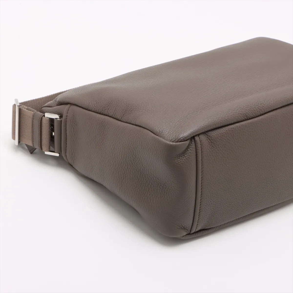 Vitello Dino Leather Shoulder Bag Greige — view 4