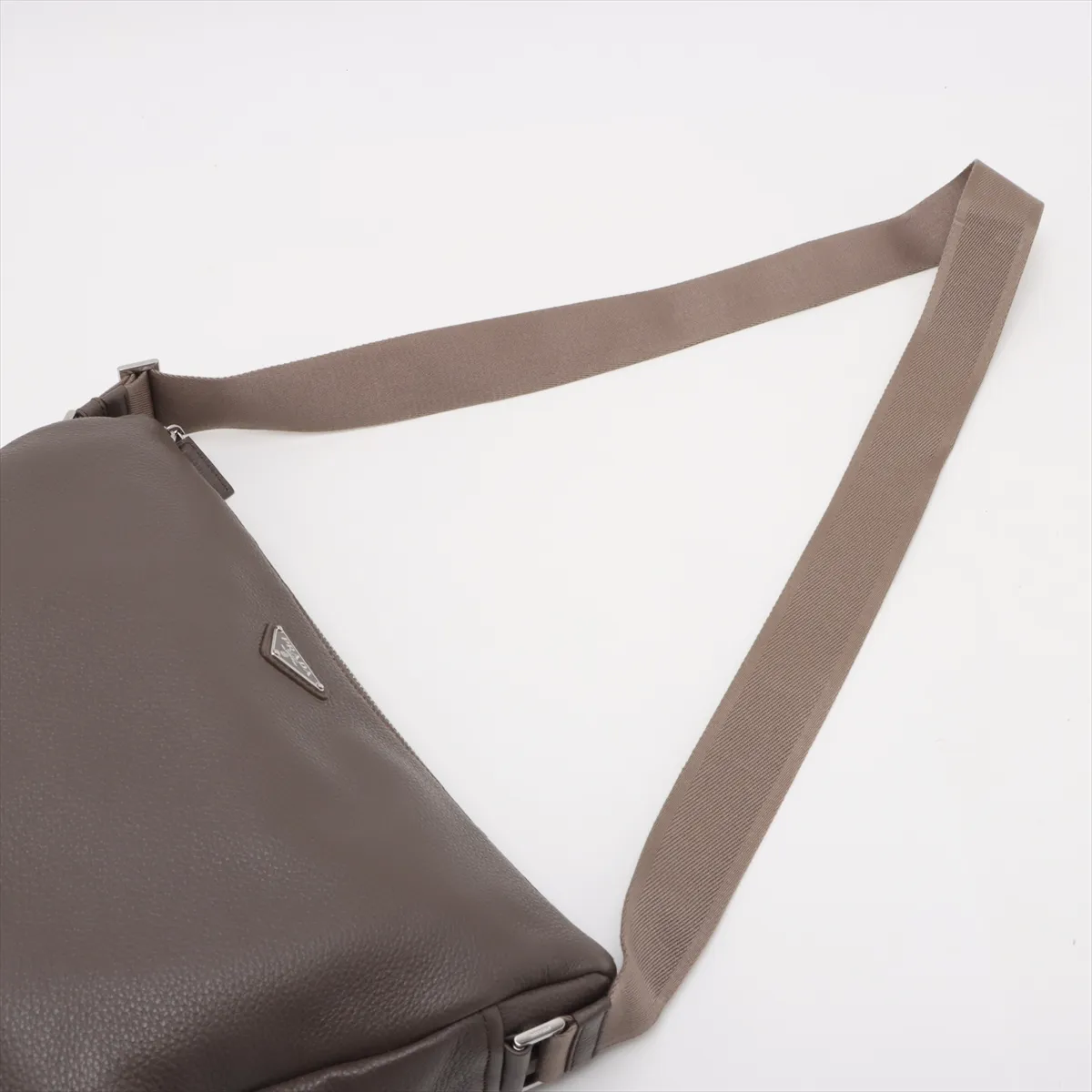 Vitello Dino Leather Shoulder Bag Greige — view 5