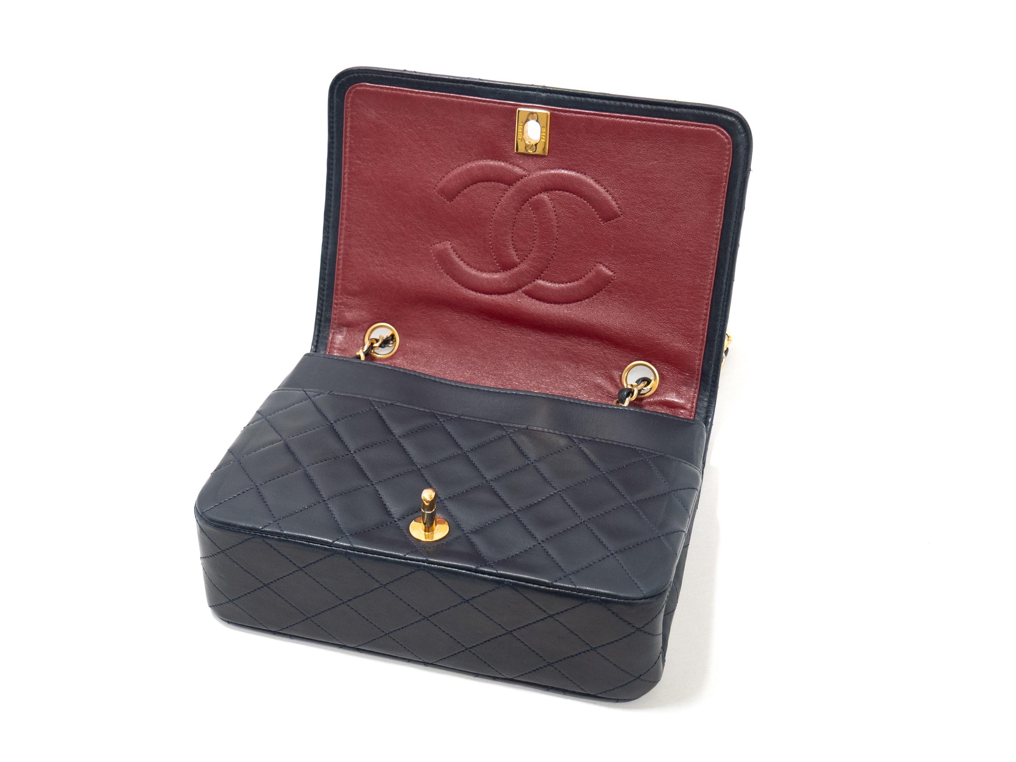 Matelassé Double Chain Seal Navy — view 9
