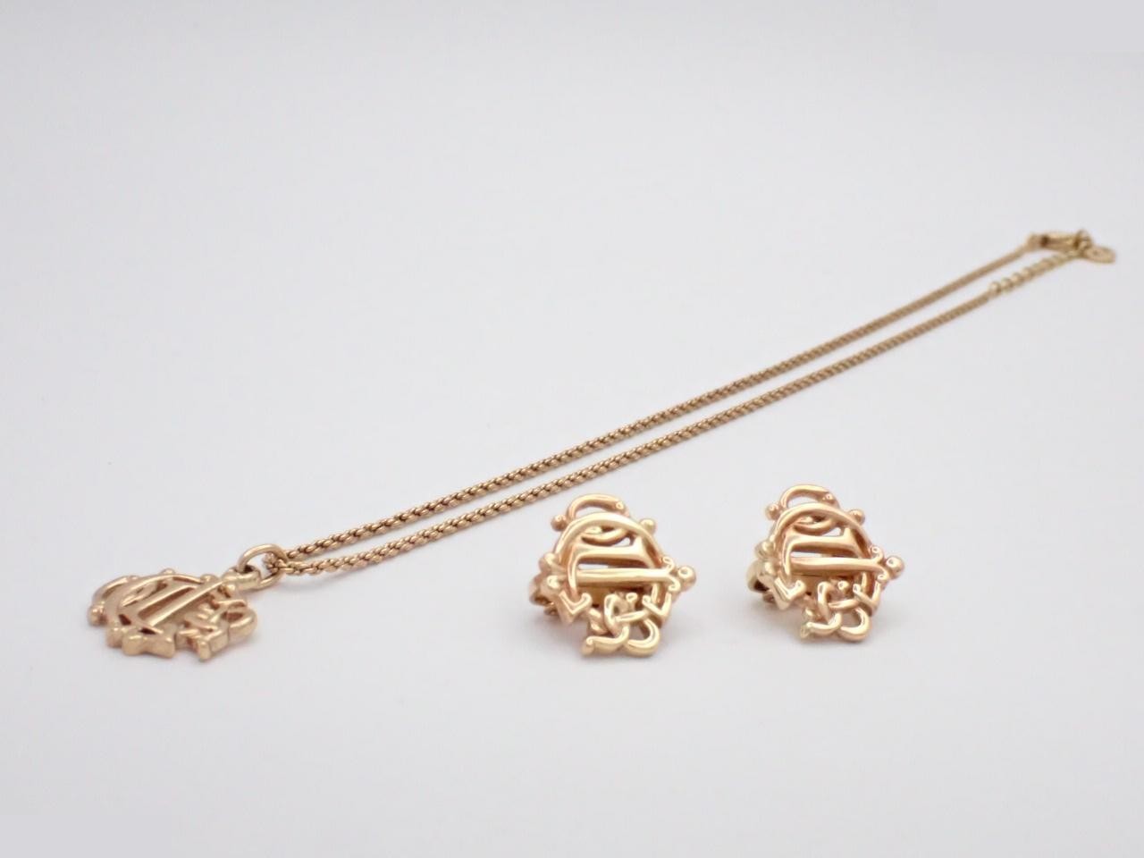 Two-piece set: Necklace and earrings, gold.
