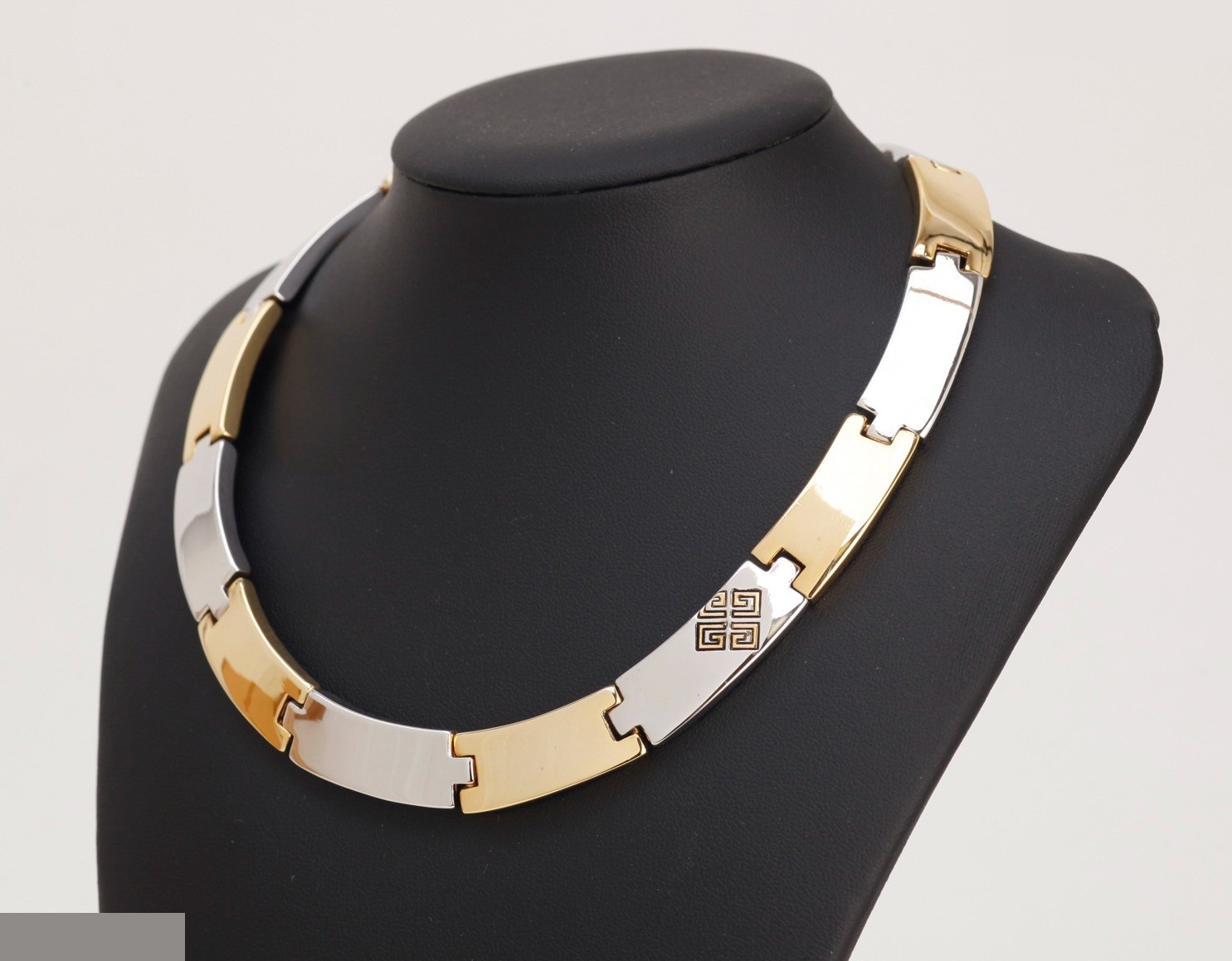 Other line: Precious metal necklaces and pendants, neck circumference approximately 32 cm. — view 2
