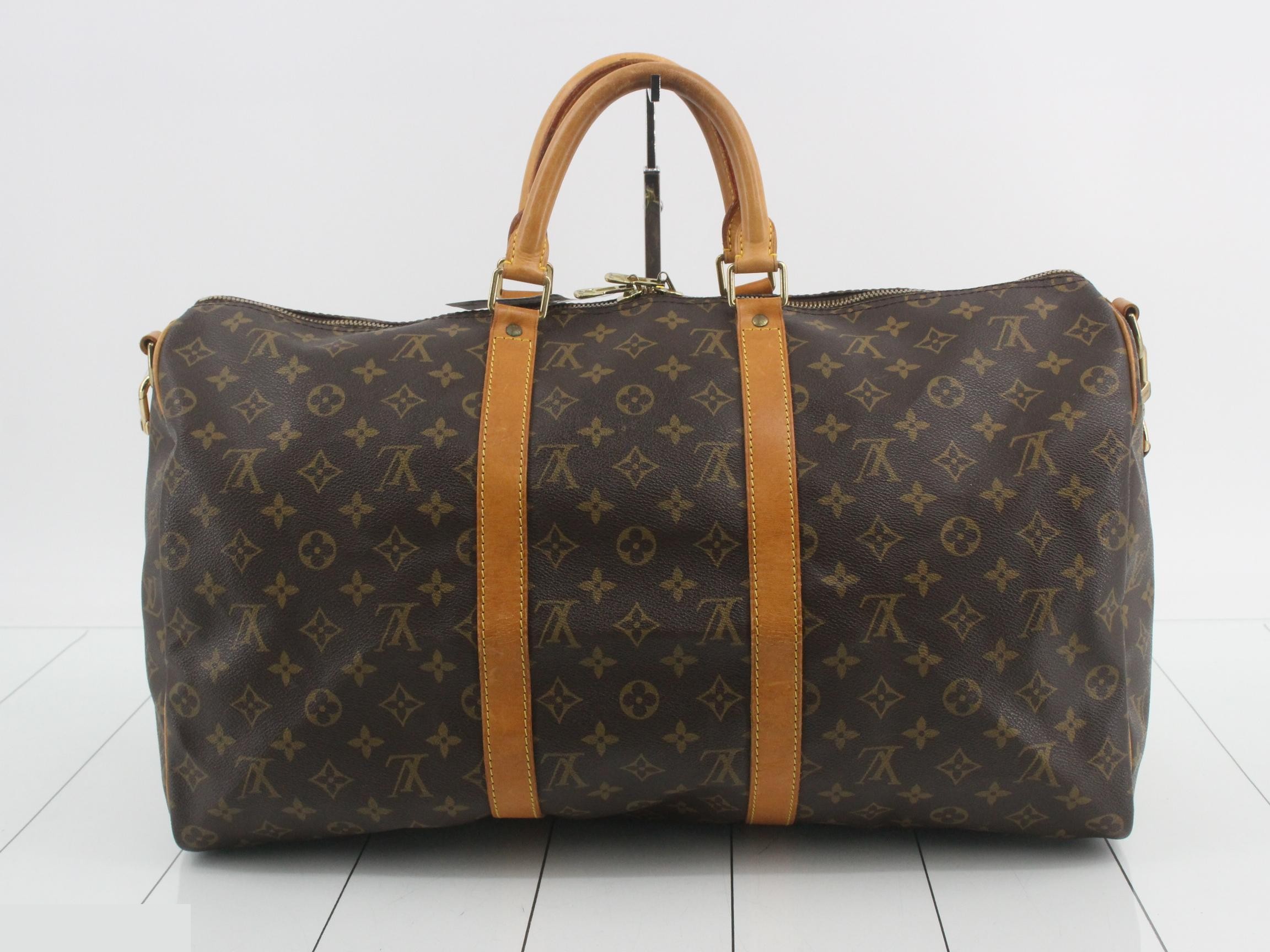 Keepall Bandoulière 50 with shoulder strap, padlock, and key. — view 2