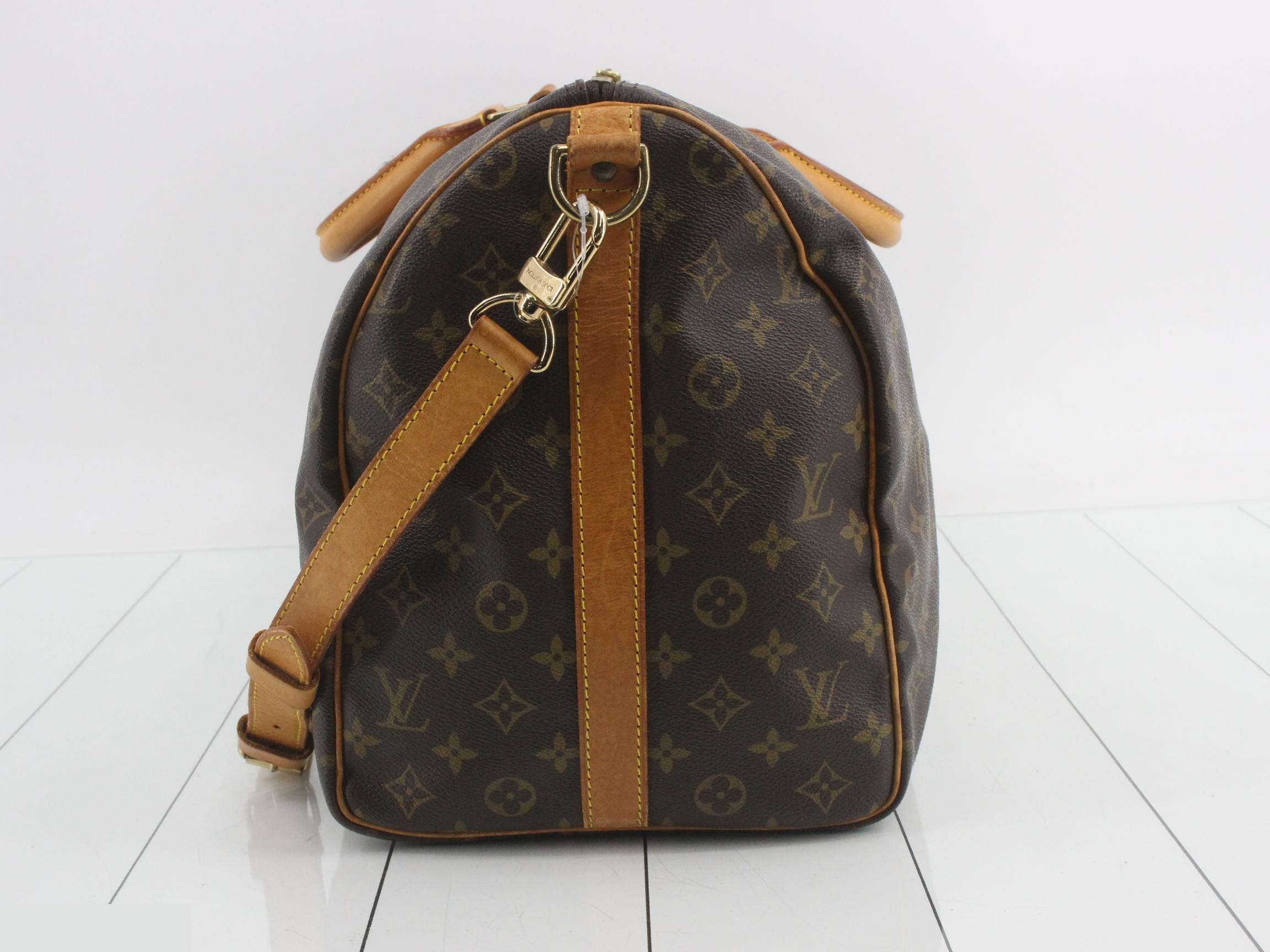 Keepall Bandoulière 50 with shoulder strap, padlock, and key. — view 3