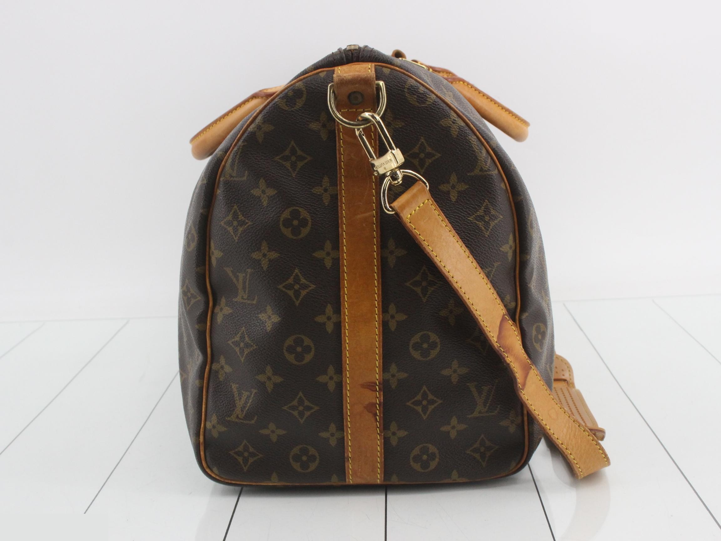 Keepall Bandoulière 50 with shoulder strap, padlock, and key. — view 4