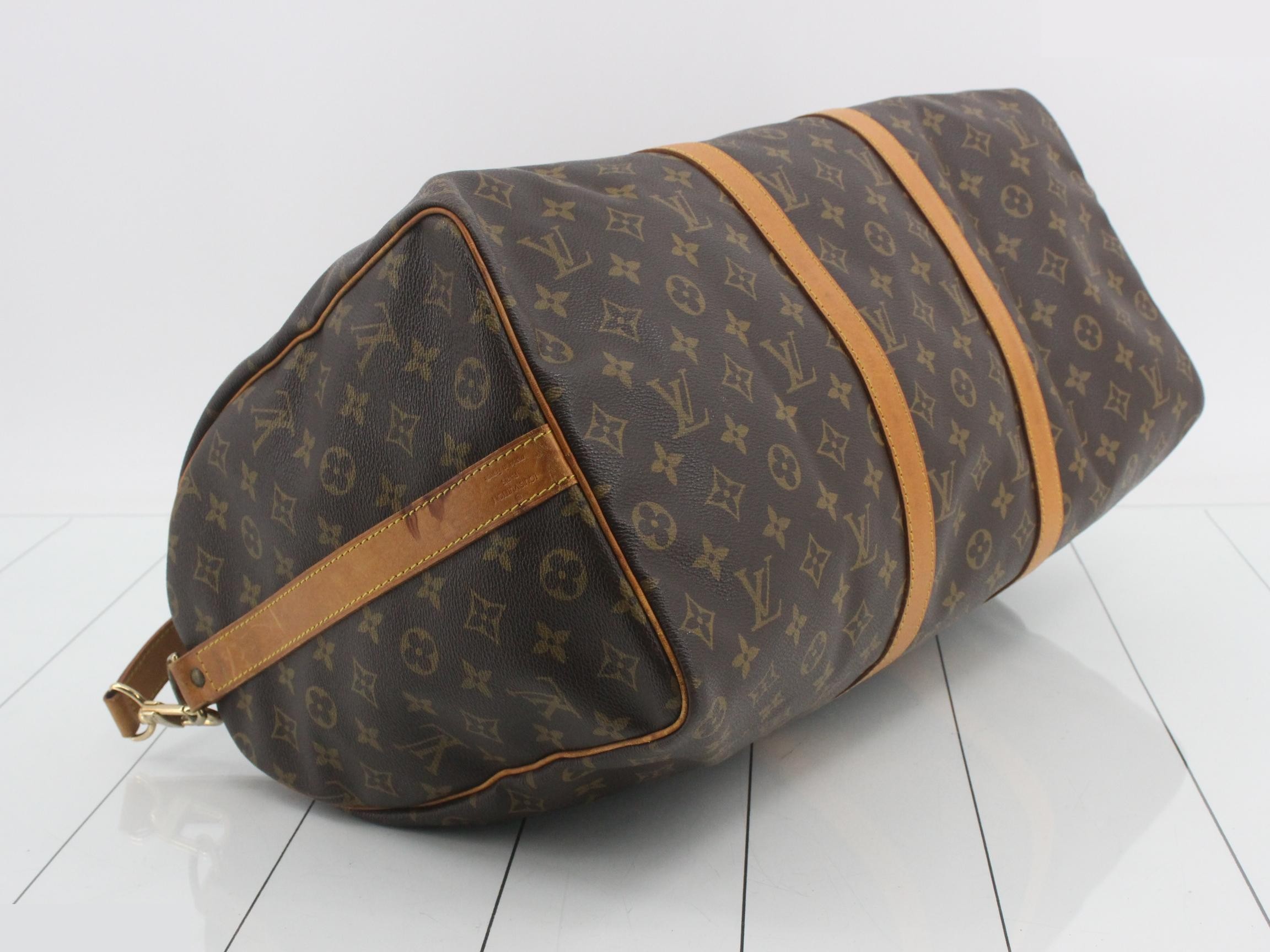 Keepall Bandoulière 50 with shoulder strap, padlock, and key. — view 5