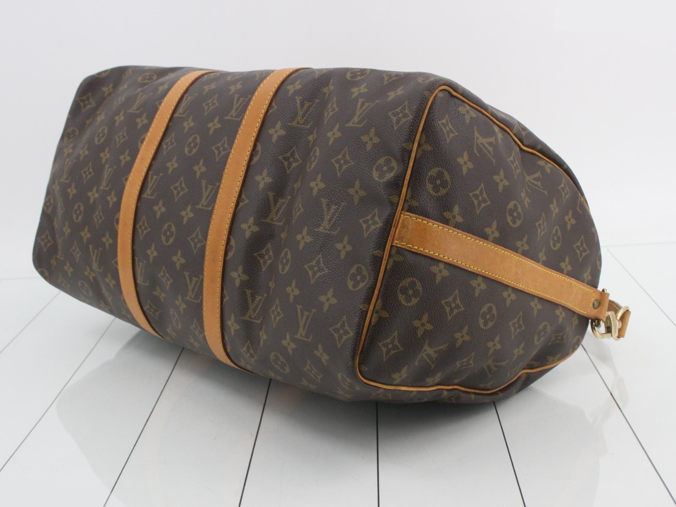 Keepall Bandoulière 50 with shoulder strap, padlock, and key. — view 6