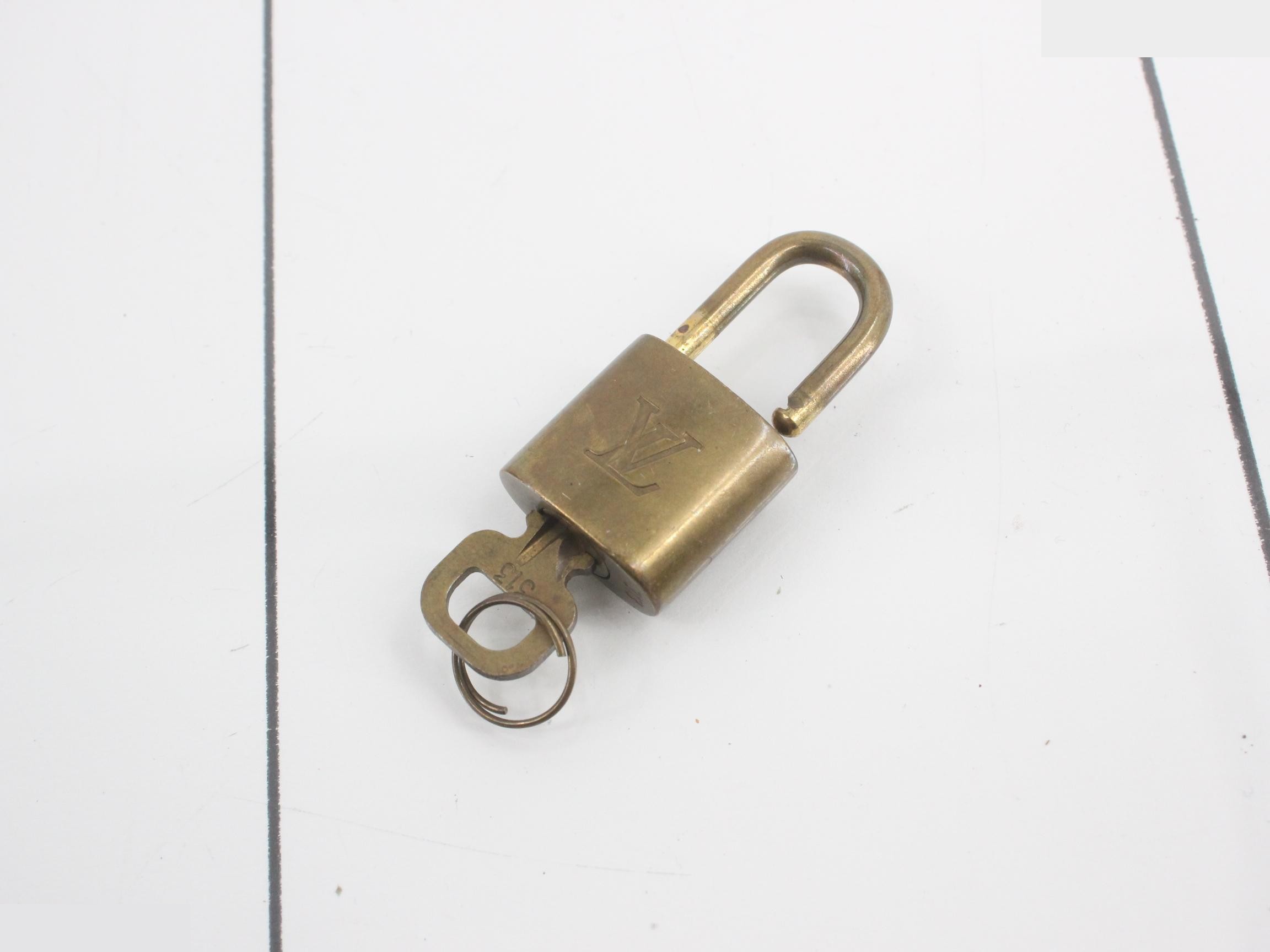 Keepall Bandoulière 50 with shoulder strap, padlock, and key. — view 7