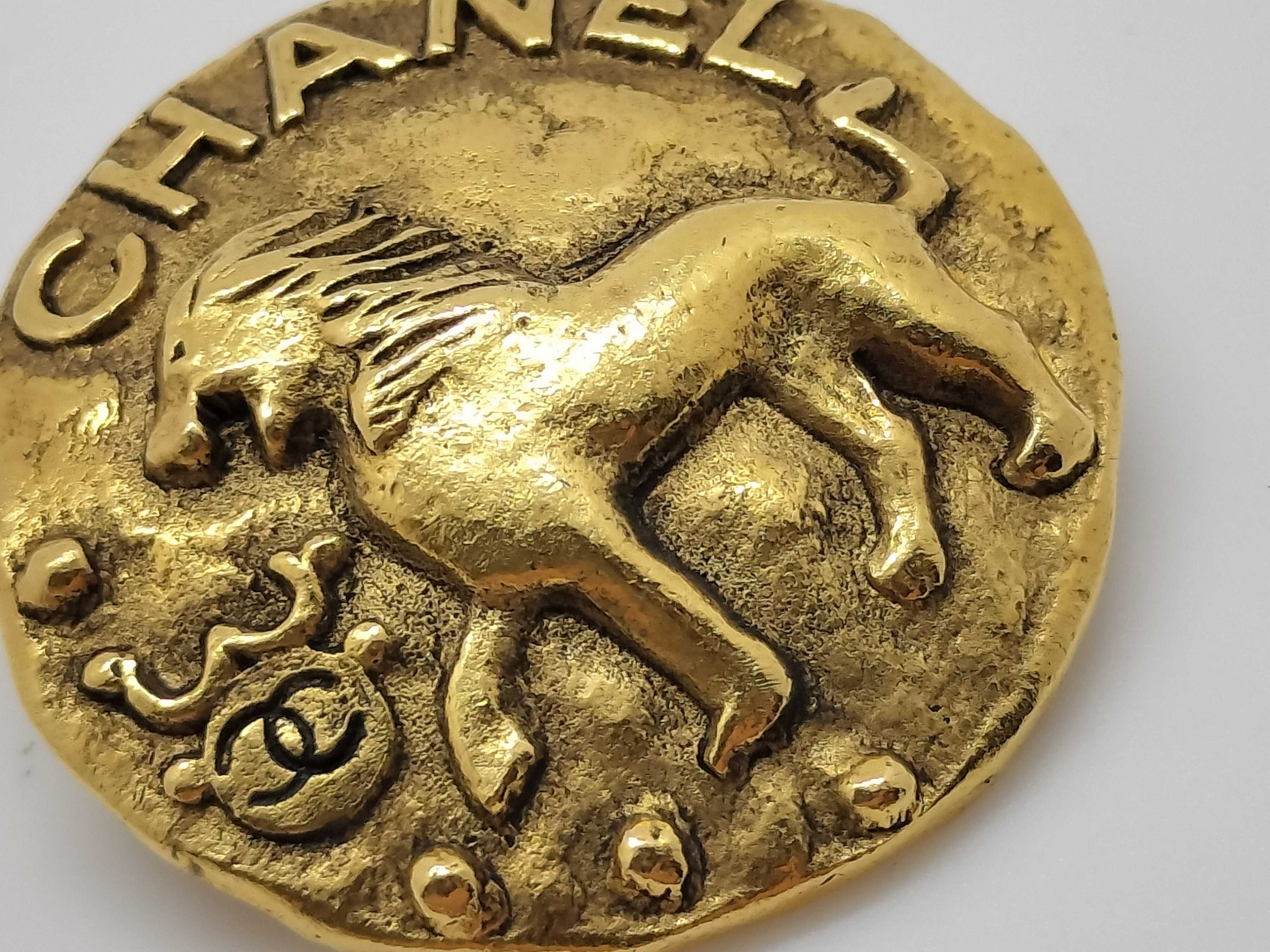 Lion Brooch, Gold, 2/3 Brooch — view 10