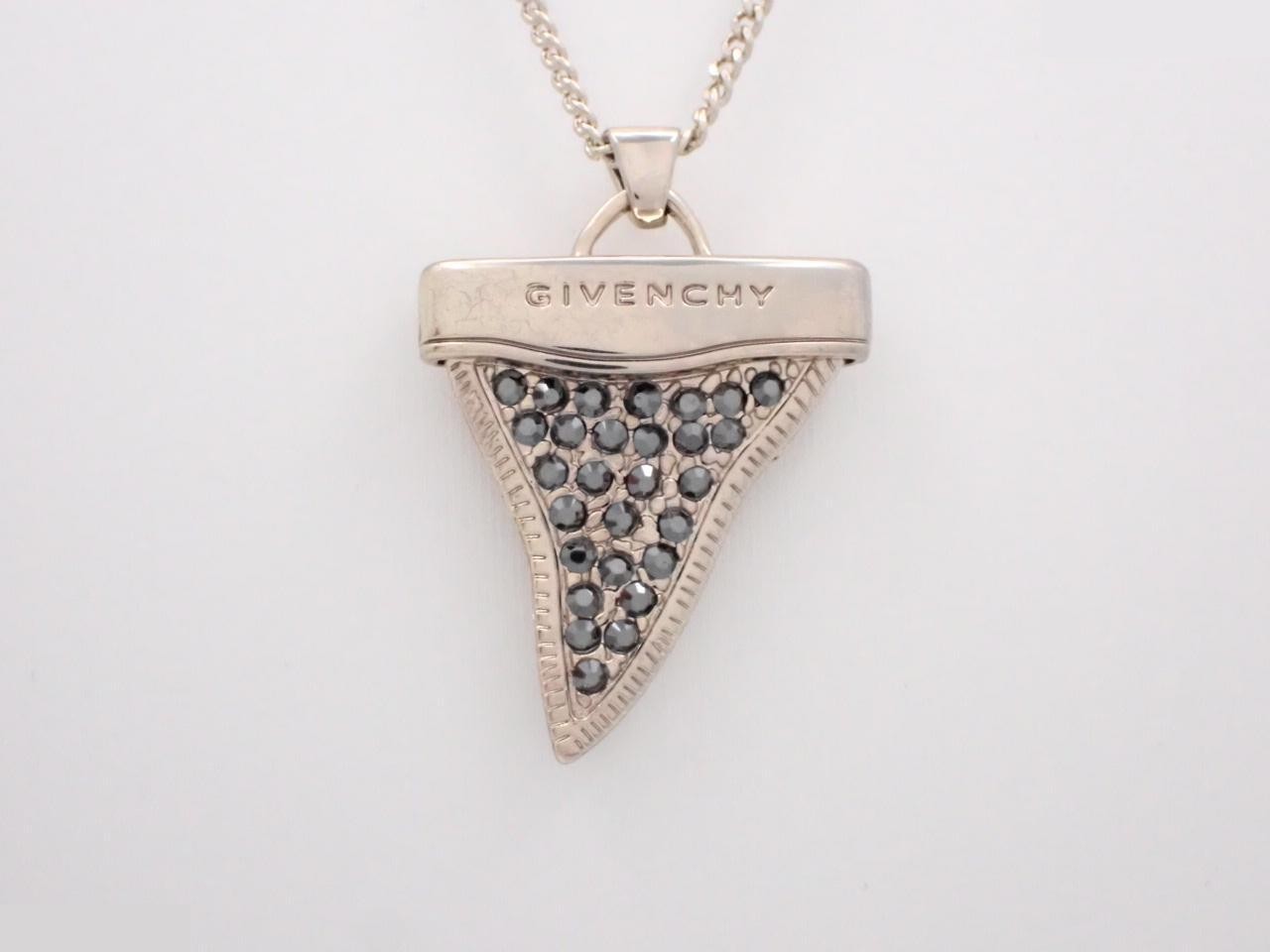 Sharktooth Necklace Pendant, Double Loop Top, 2.7cm wide — view 3