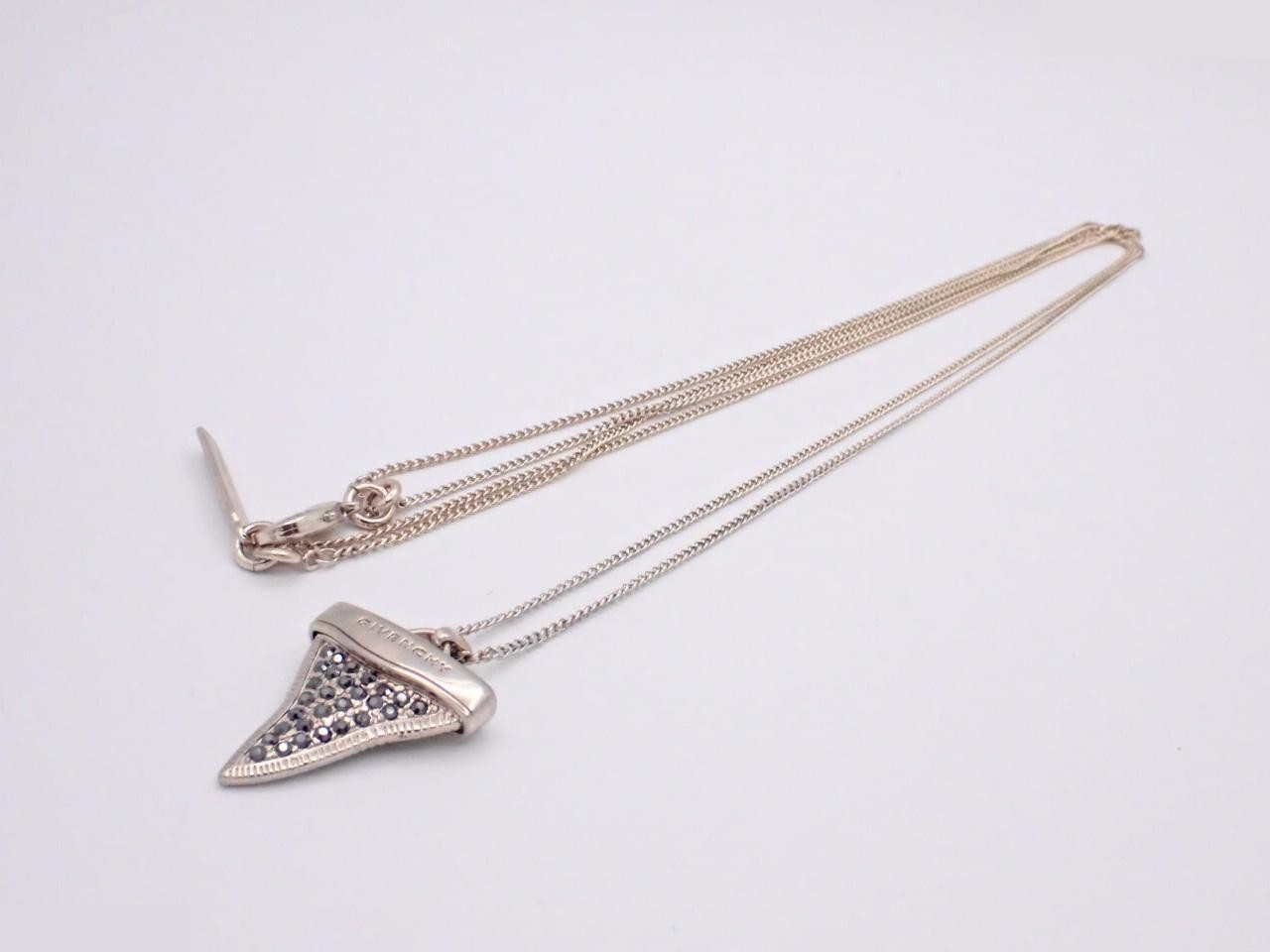 Sharktooth Necklace Pendant, Double Loop Top, 2.7cm wide — view 5
