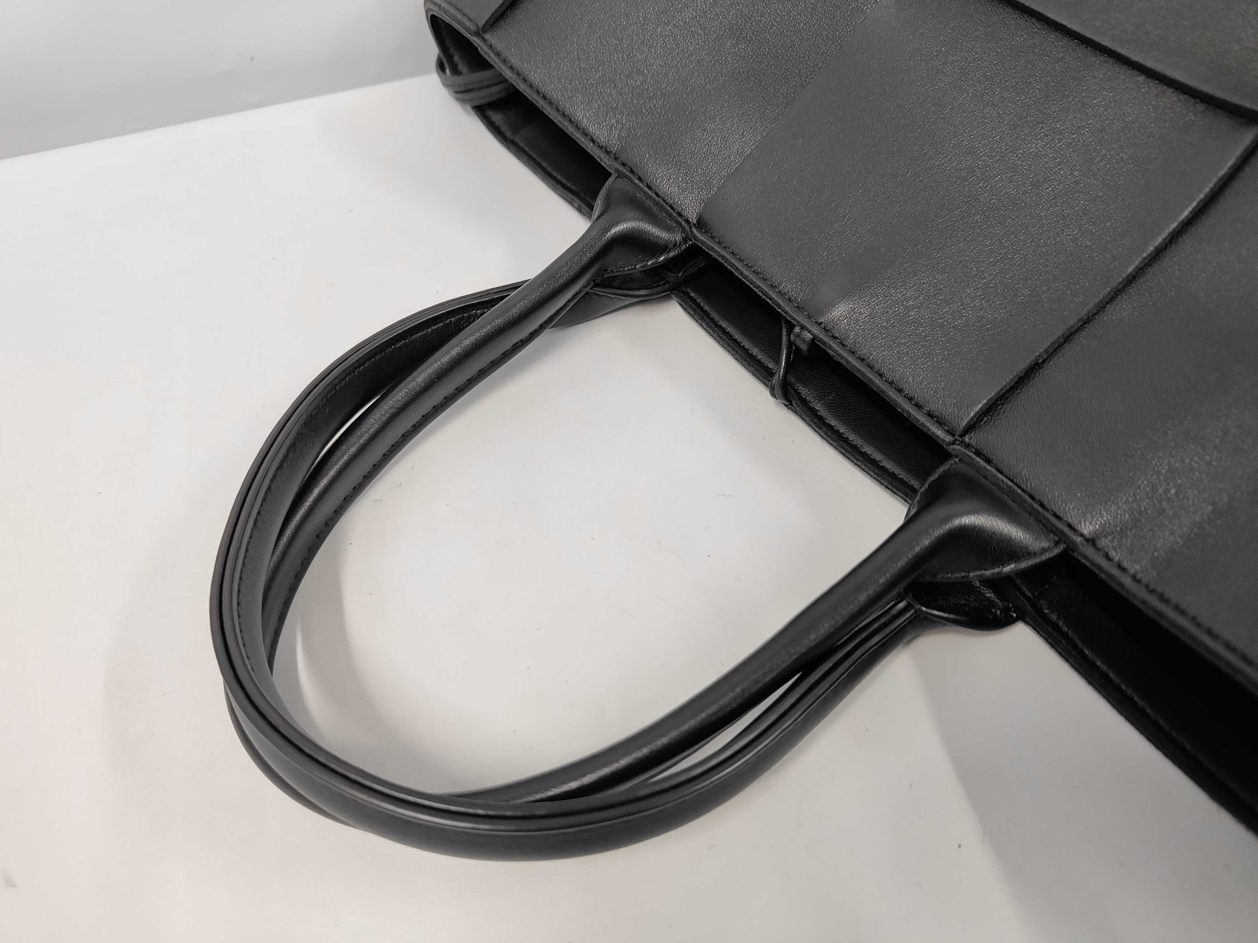 Arco Tote Bag Maxi Intrecciato Leather Black Tote Bag — view 5