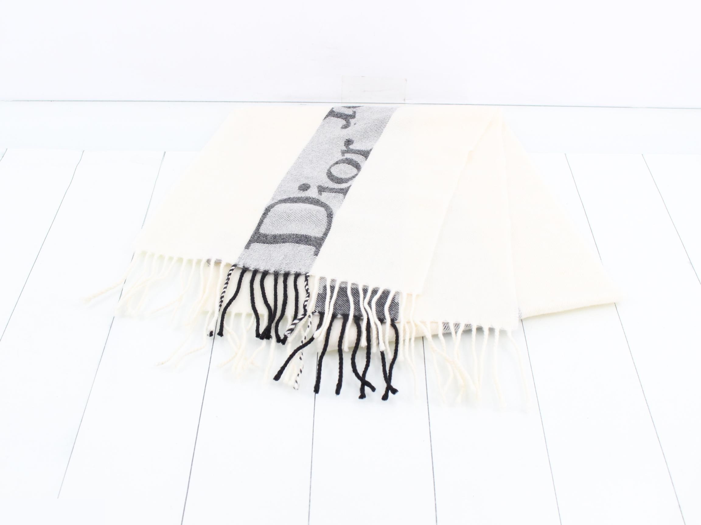 Other lines: Scarf, Logo, Gray, Wool, White — view 2