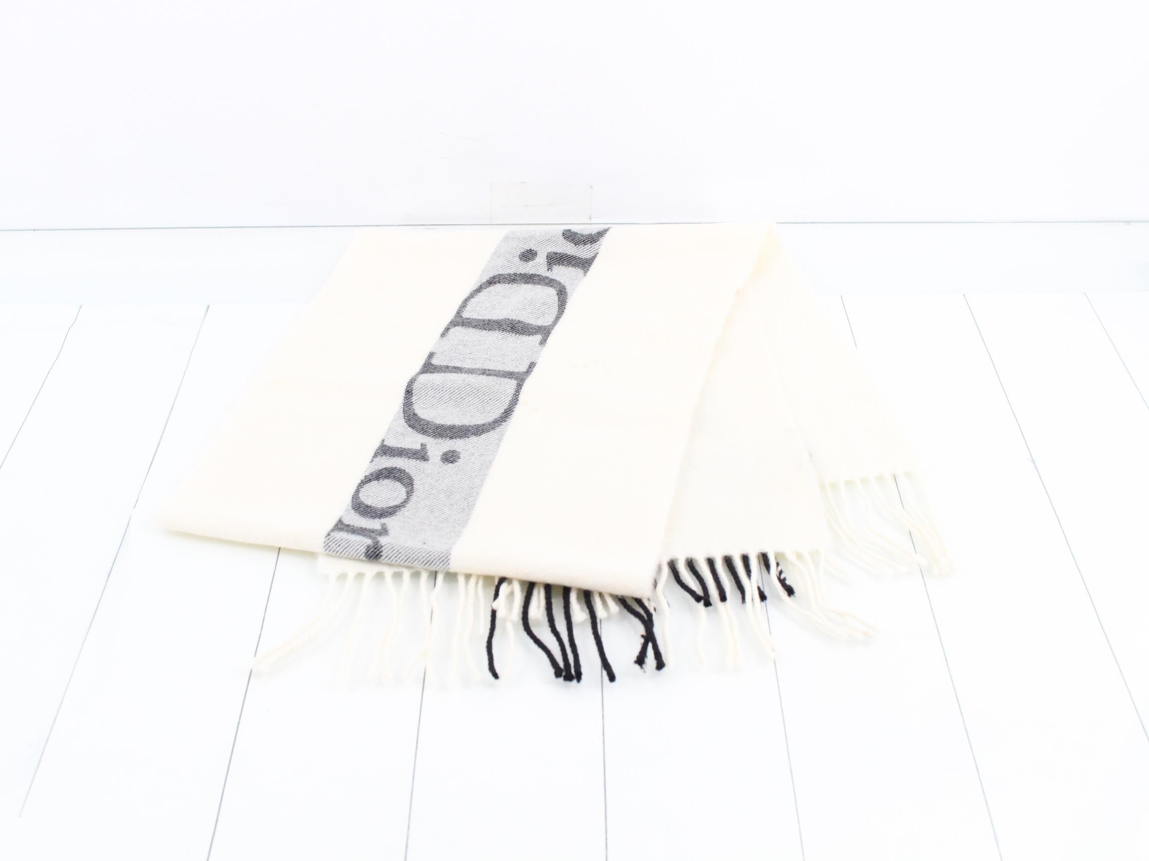 Other lines: Scarf, Logo, Gray, Wool, White — view 3