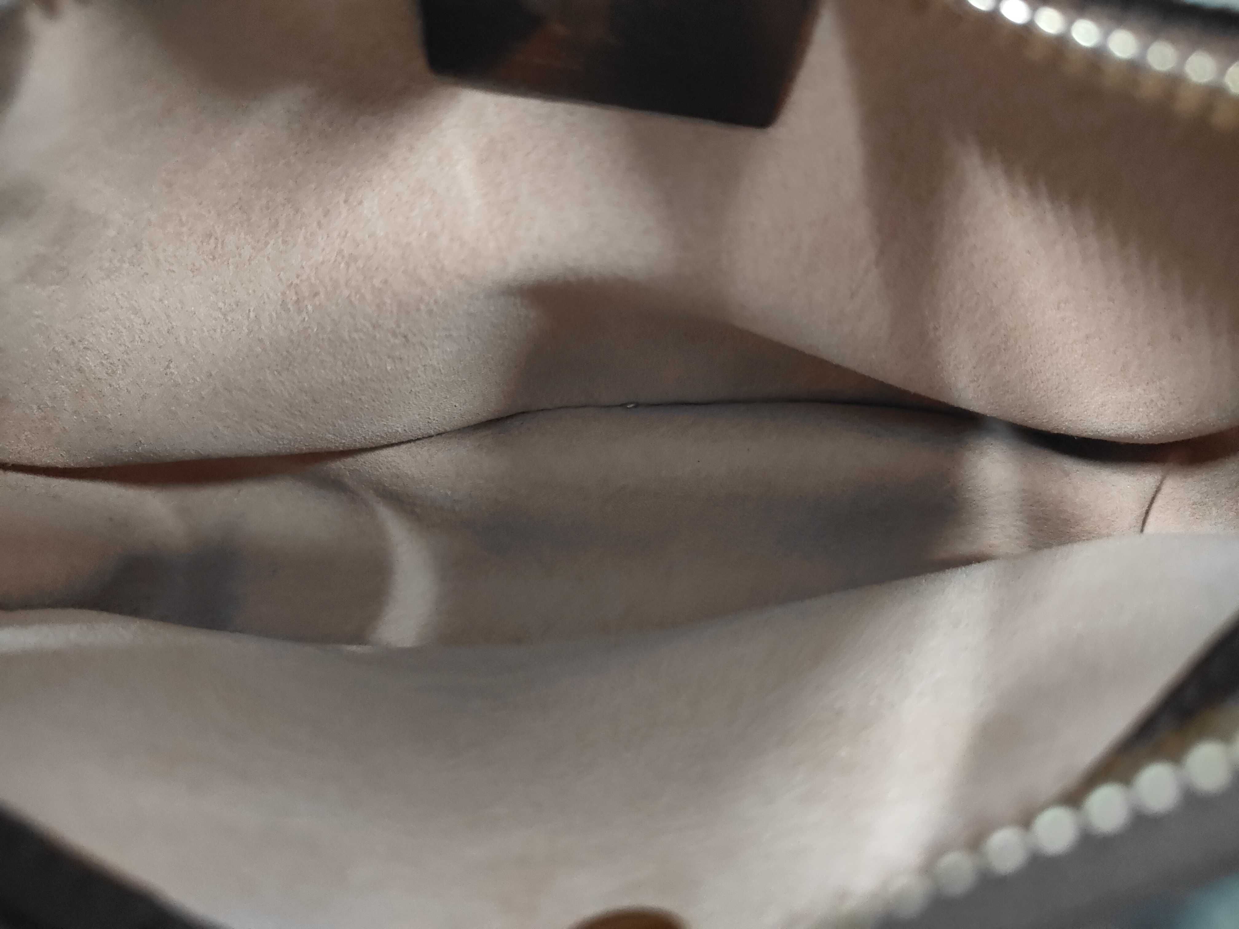 GG Supreme Leather Shoulder Bag — view 8
