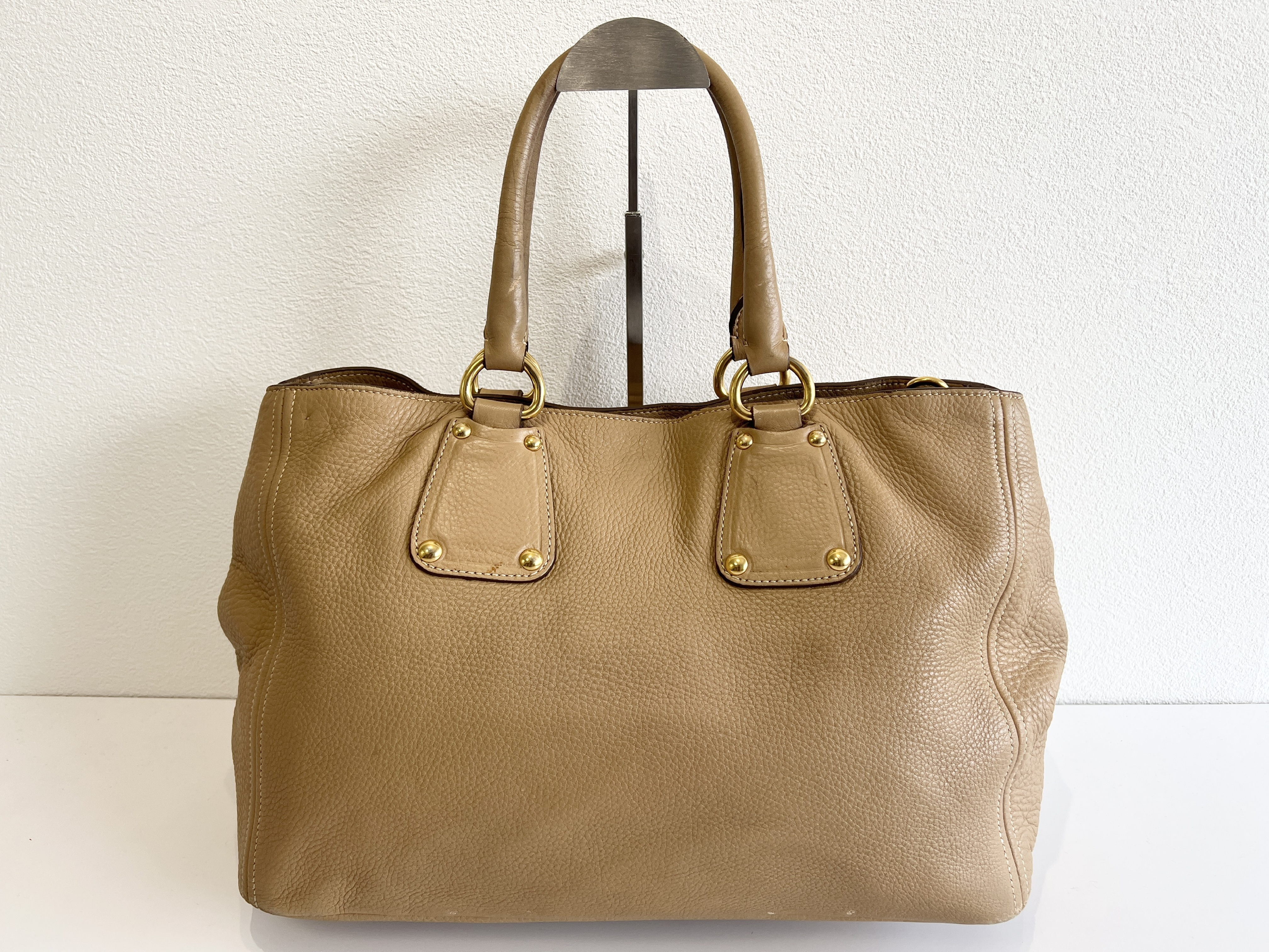 Vitello Daino Leather Logo Studded 2-Way Shoulder Bag — view 2