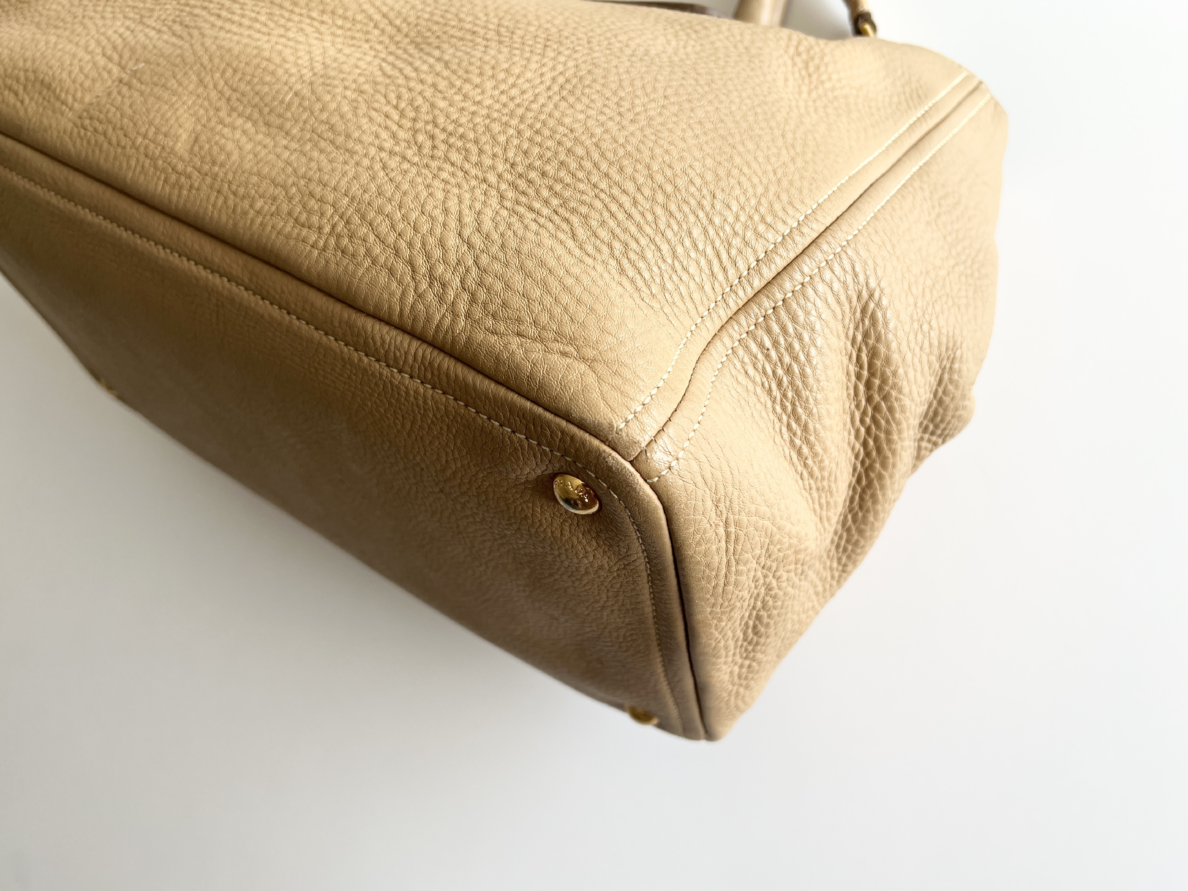 Vitello Daino Leather Logo Studded 2-Way Shoulder Bag — view 11
