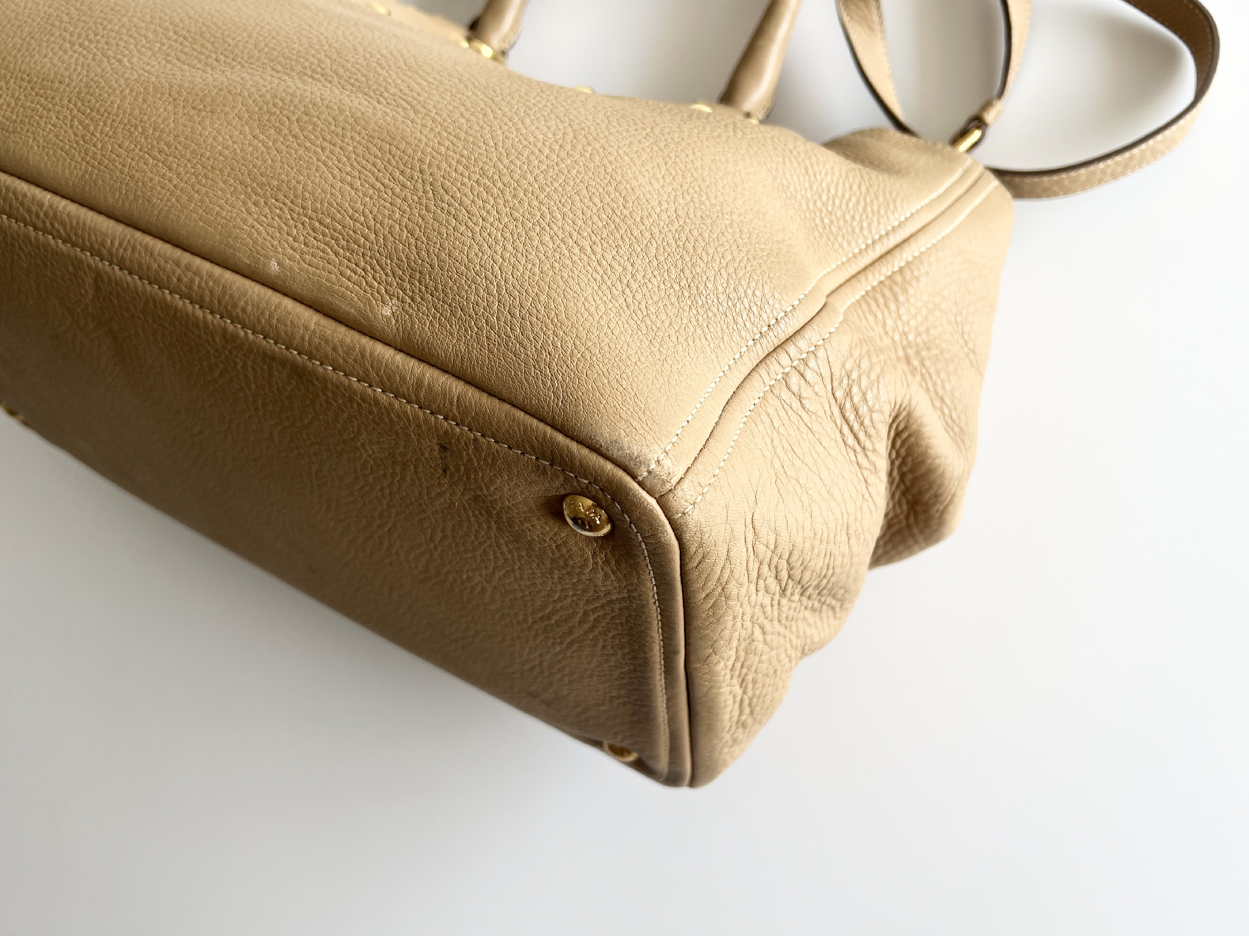 Vitello Daino Leather Logo Studded 2-Way Shoulder Bag — view 13