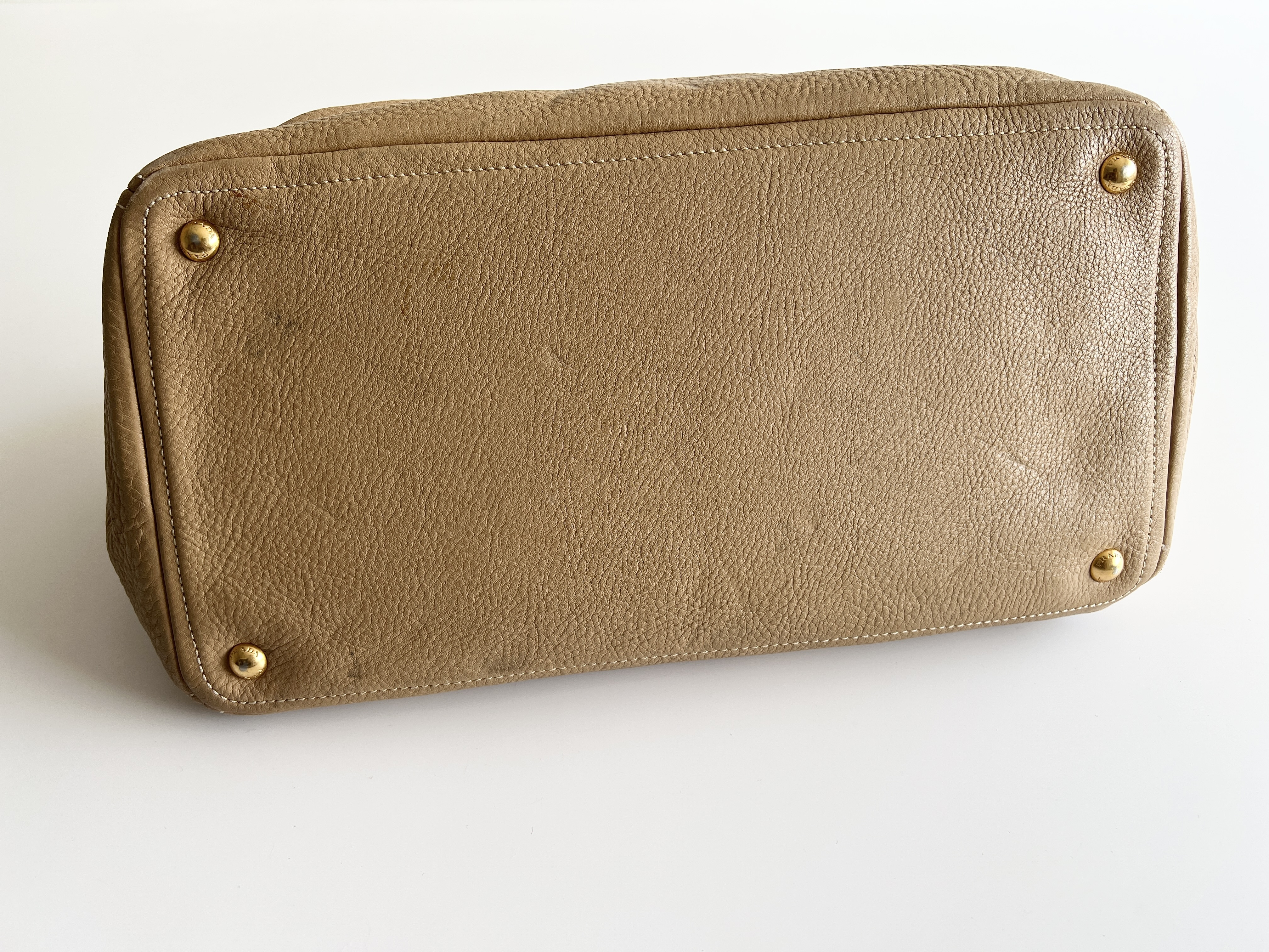 Vitello Daino Leather Logo Studded 2-Way Shoulder Bag — view 14