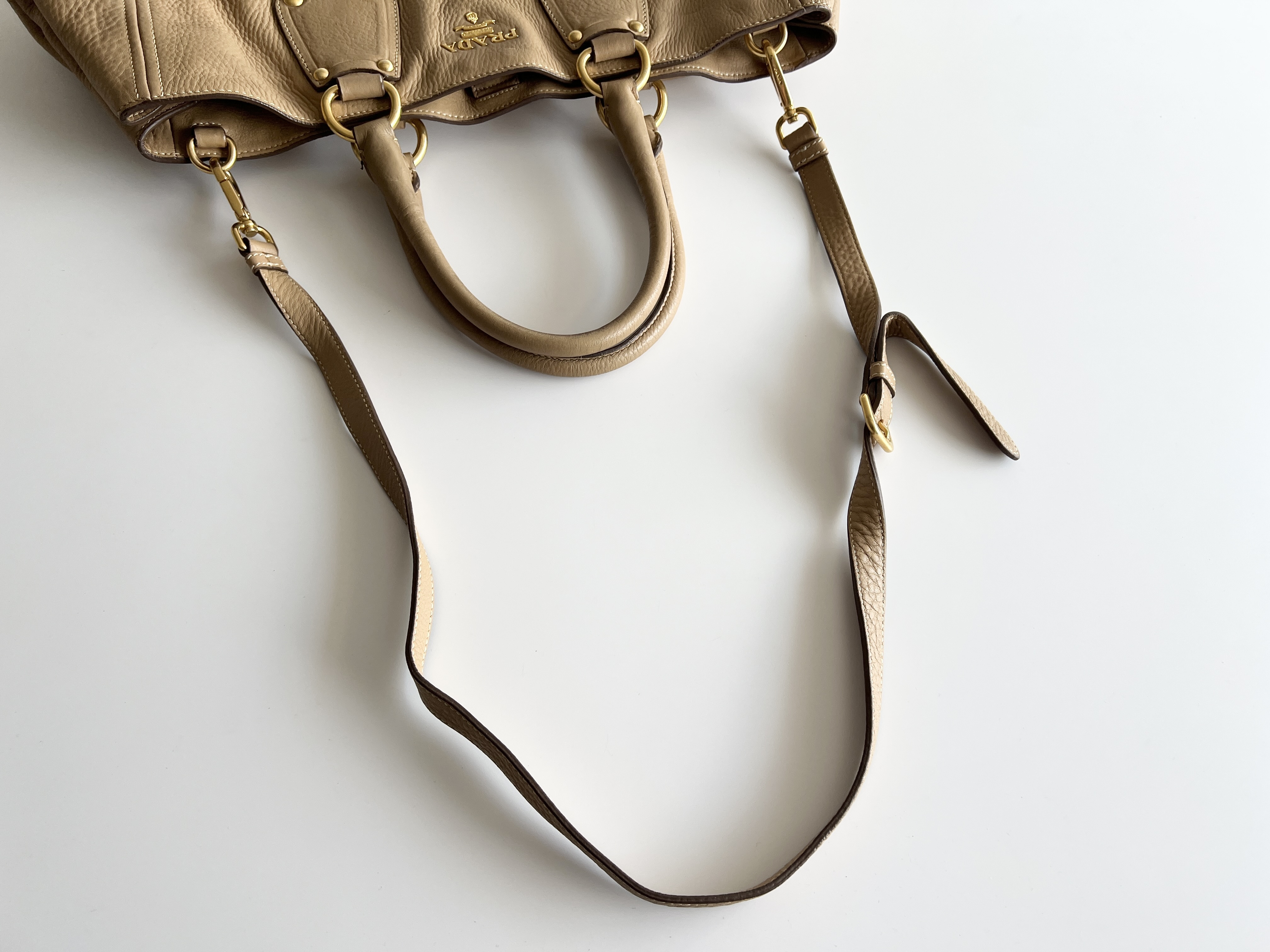 Vitello Daino Leather Logo Studded 2-Way Shoulder Bag — view 3