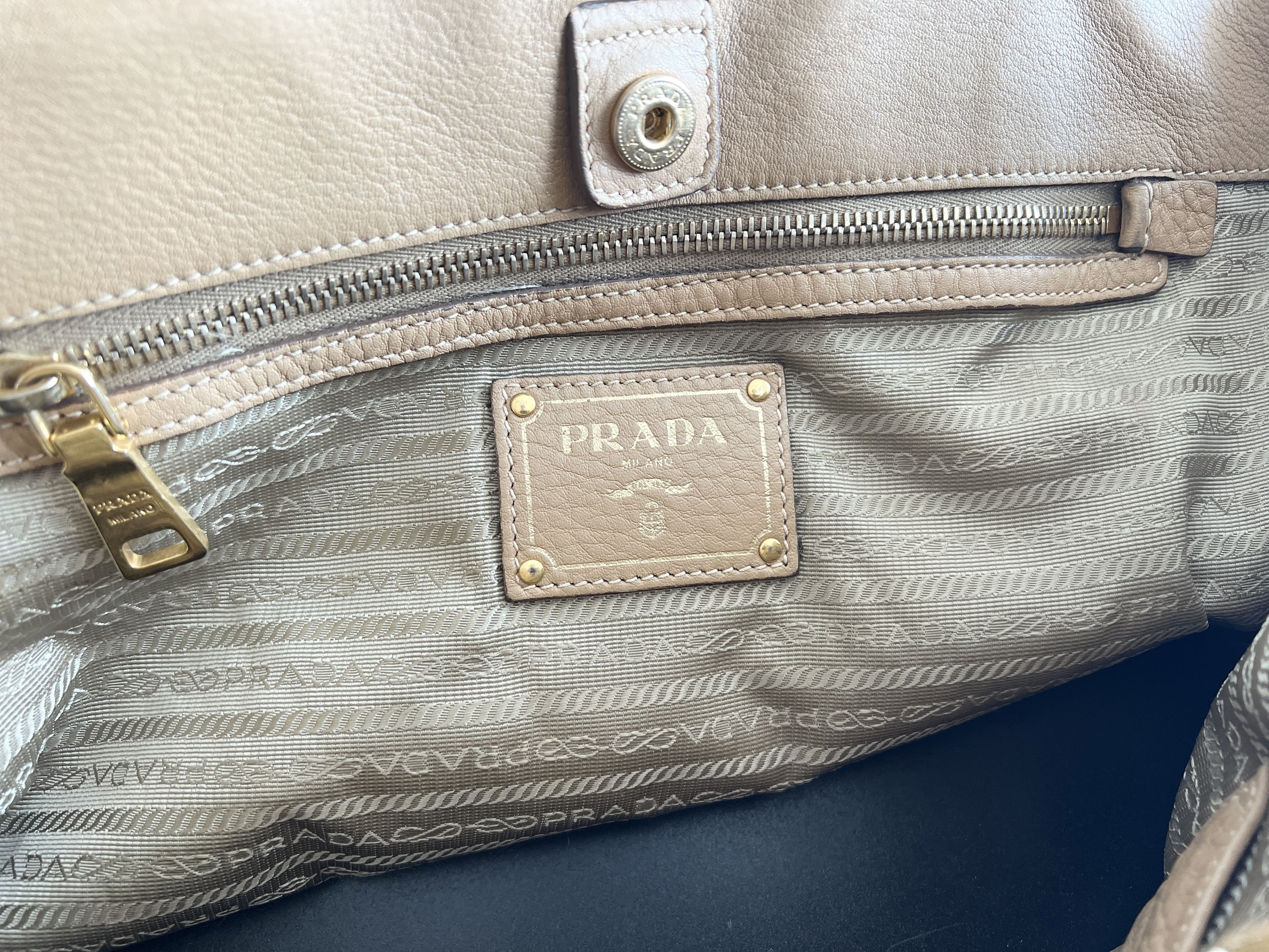 Vitello Daino Leather Logo Studded 2-Way Shoulder Bag — view 7