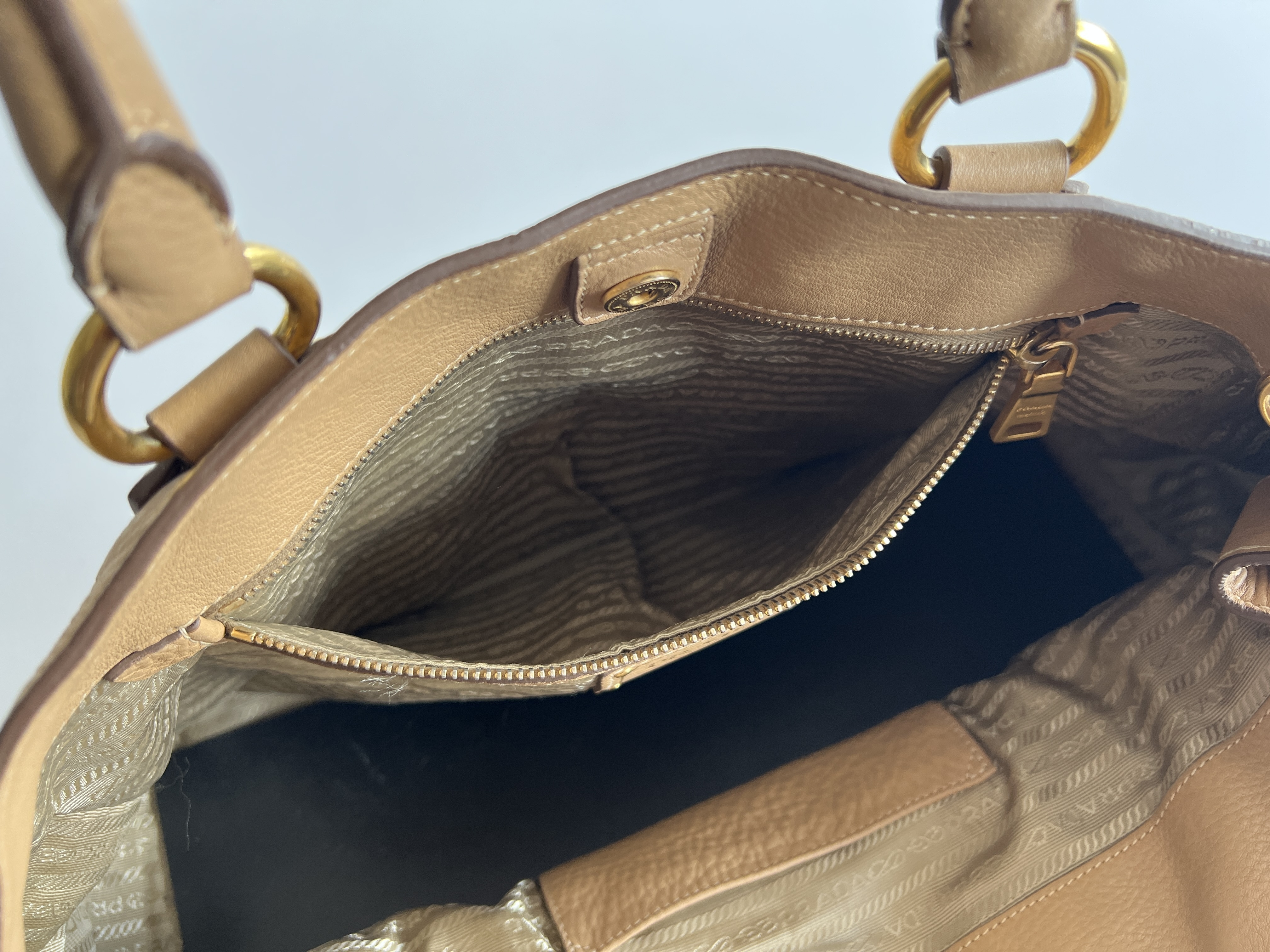 Vitello Daino Leather Logo Studded 2-Way Shoulder Bag — view 8