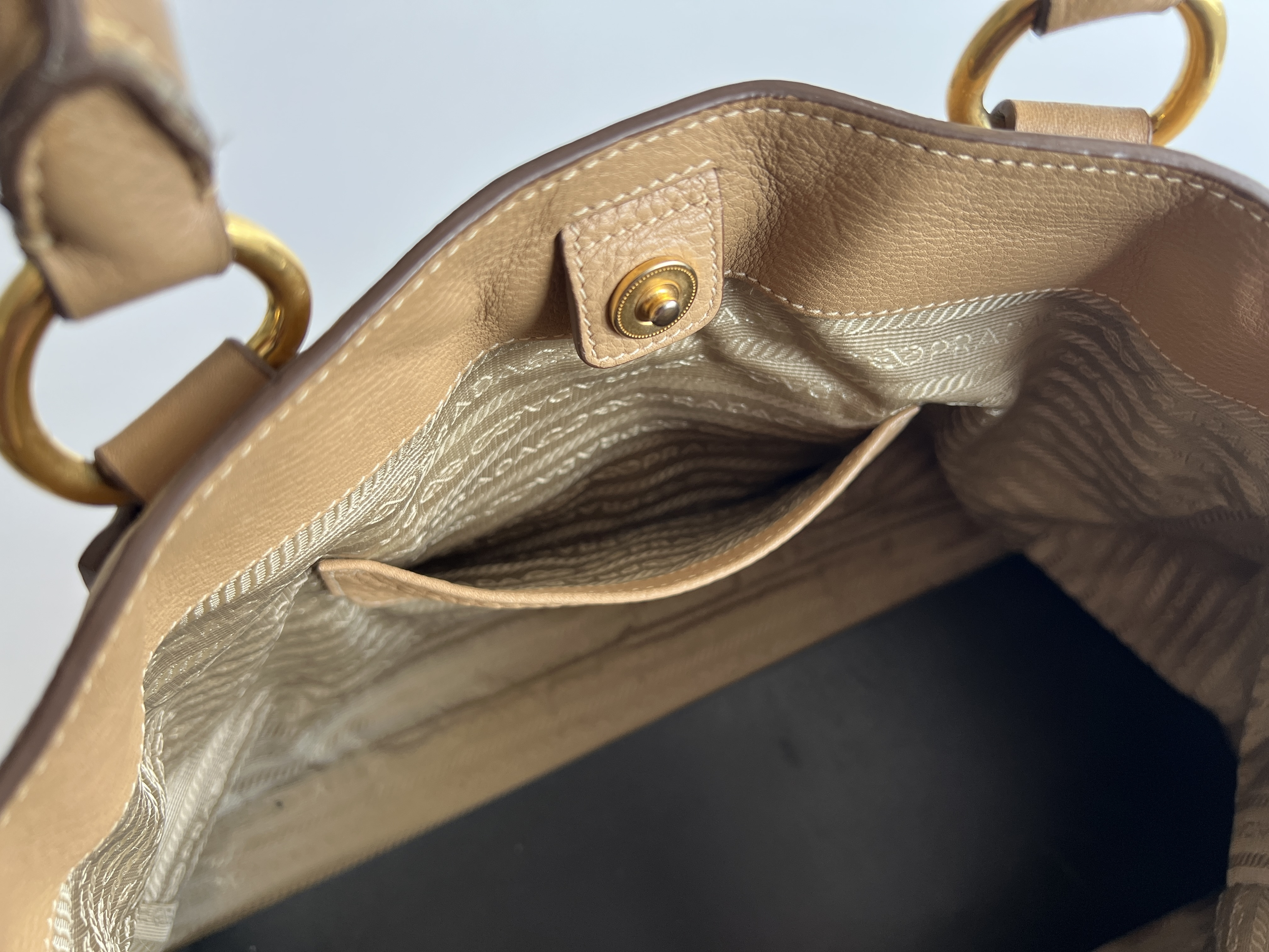 Vitello Daino Leather Logo Studded 2-Way Shoulder Bag — view 9