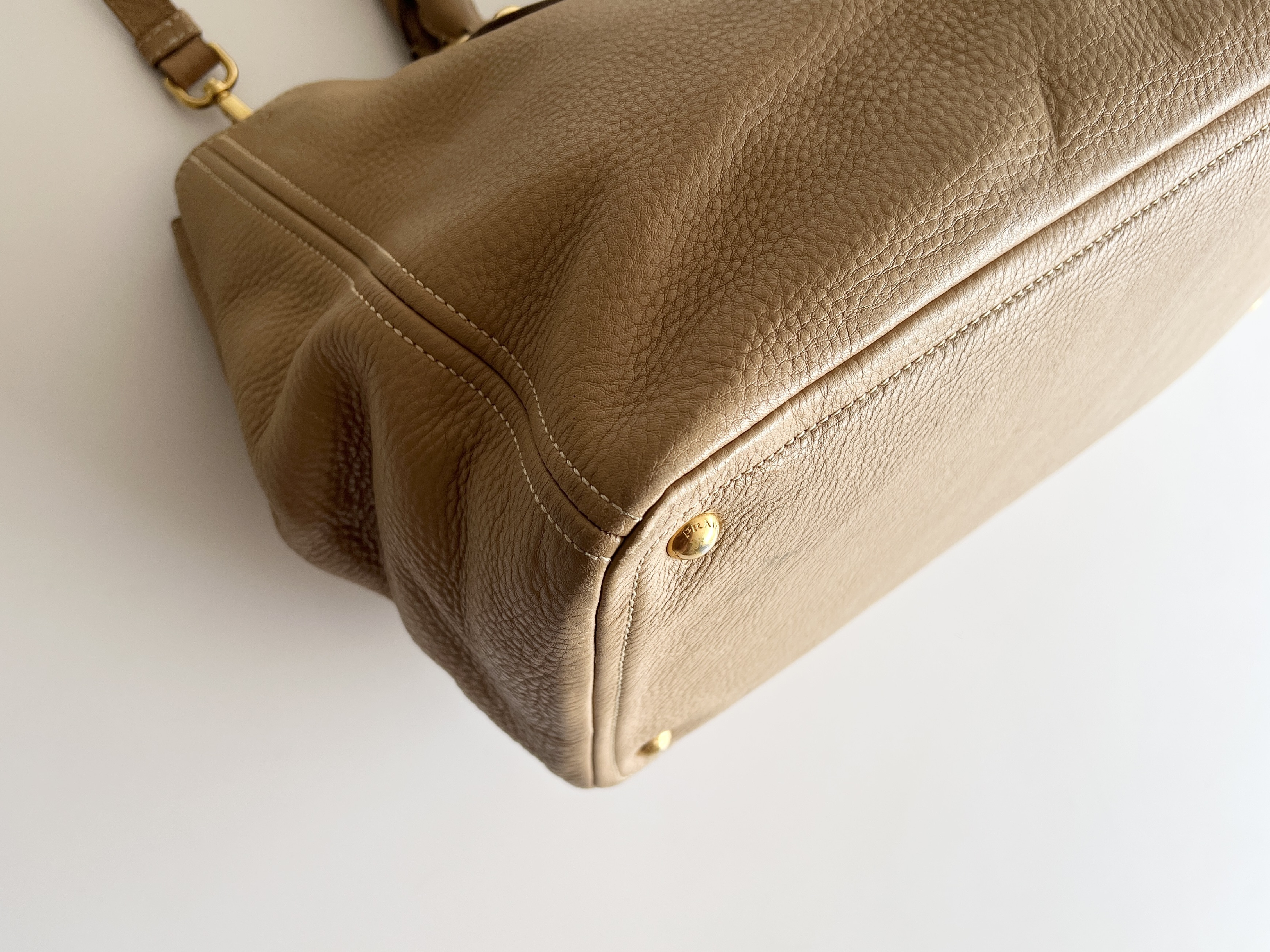 Vitello Daino Leather Logo Studded 2-Way Shoulder Bag — view 10