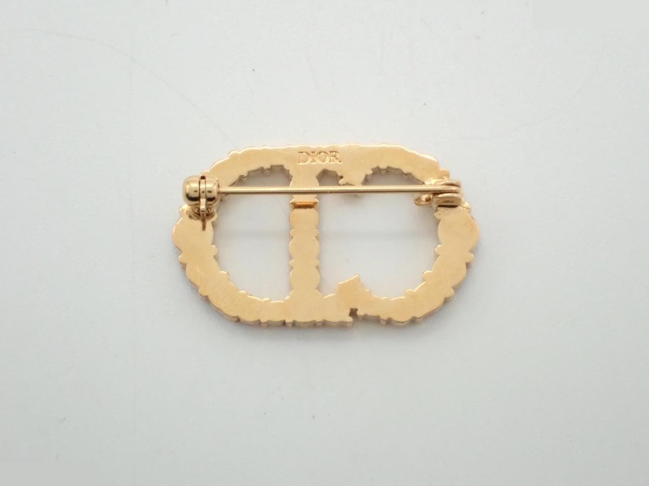 Gold brooch — view 2