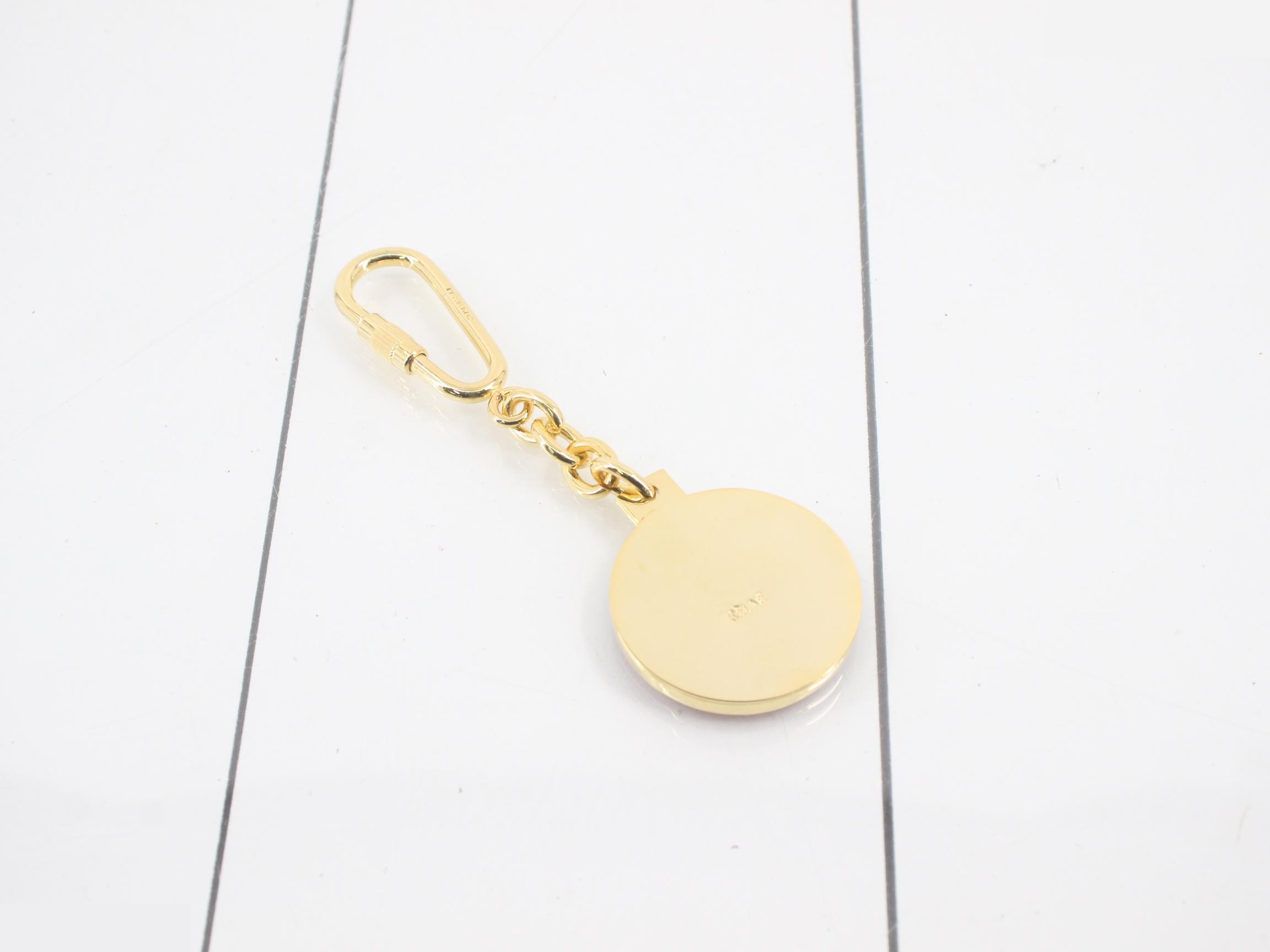 Horse-drawn carriage keychain, round, gold x red — view 2