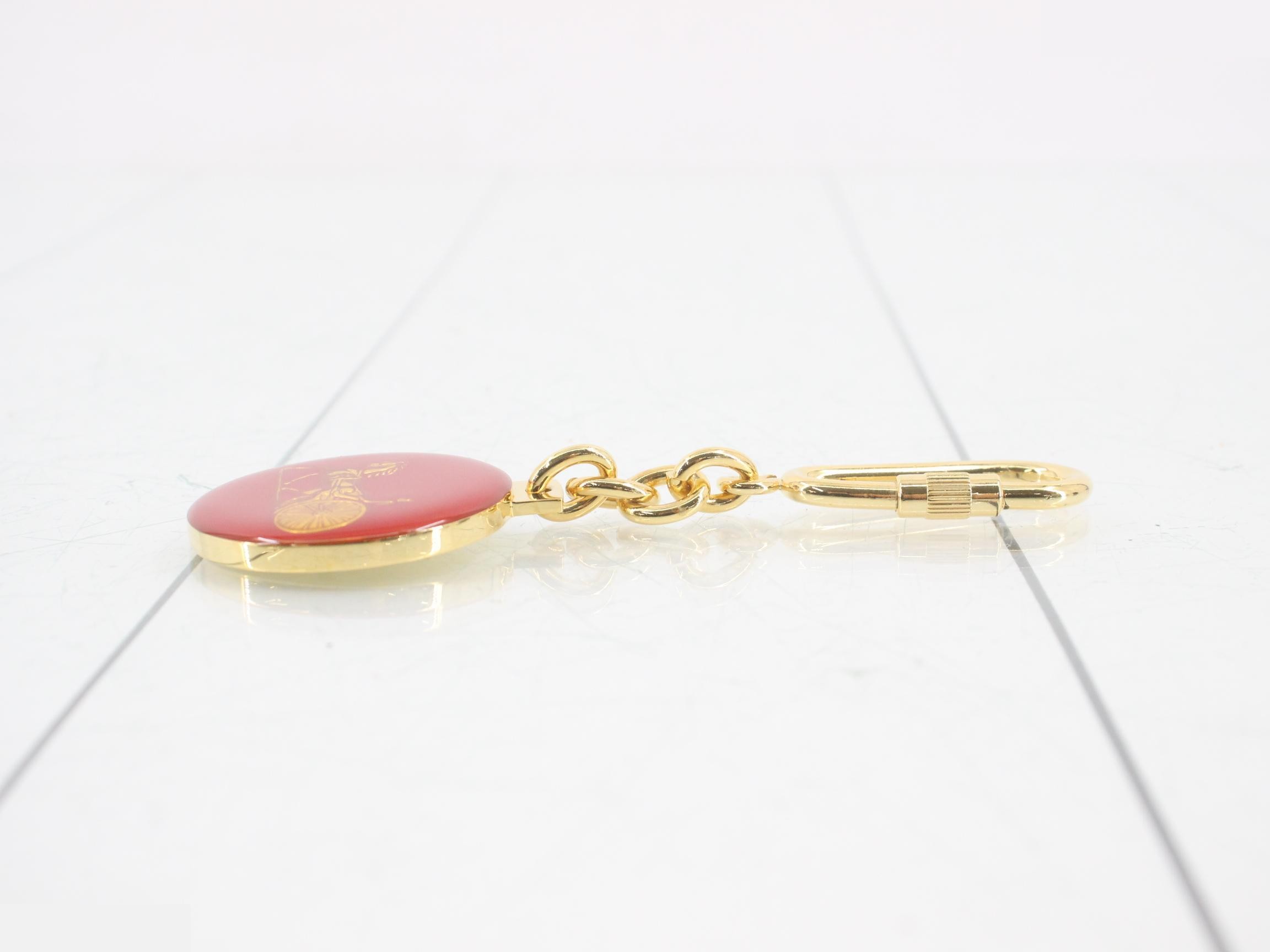 Horse-drawn carriage keychain, round, gold x red — view 3