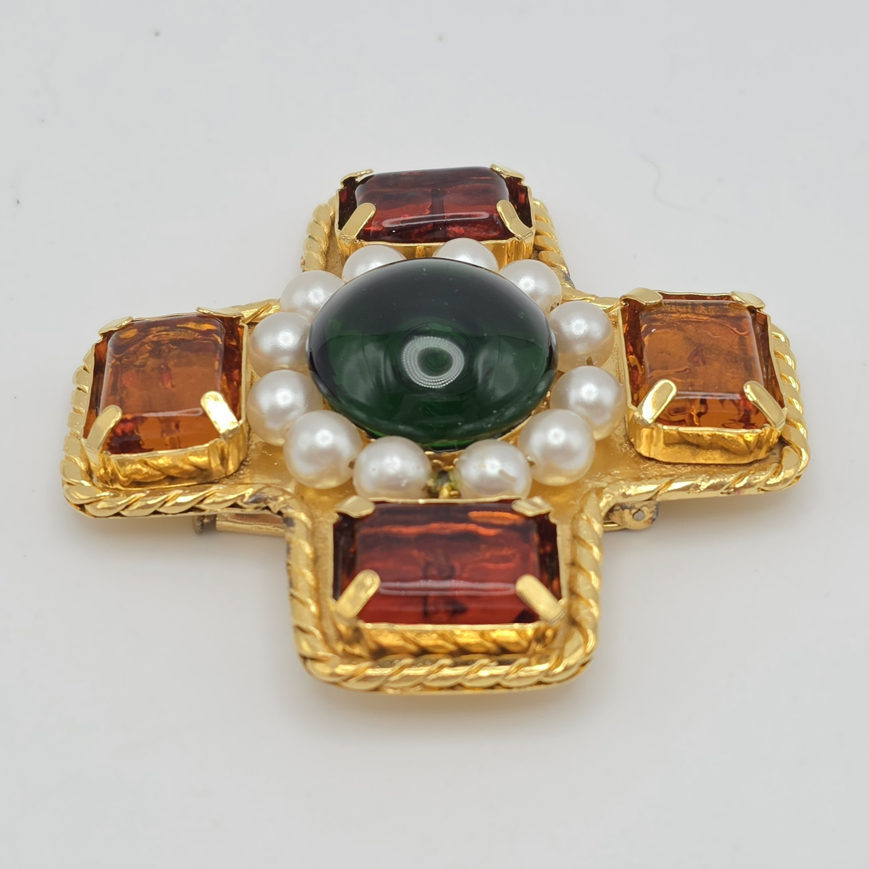 brooch — view 2