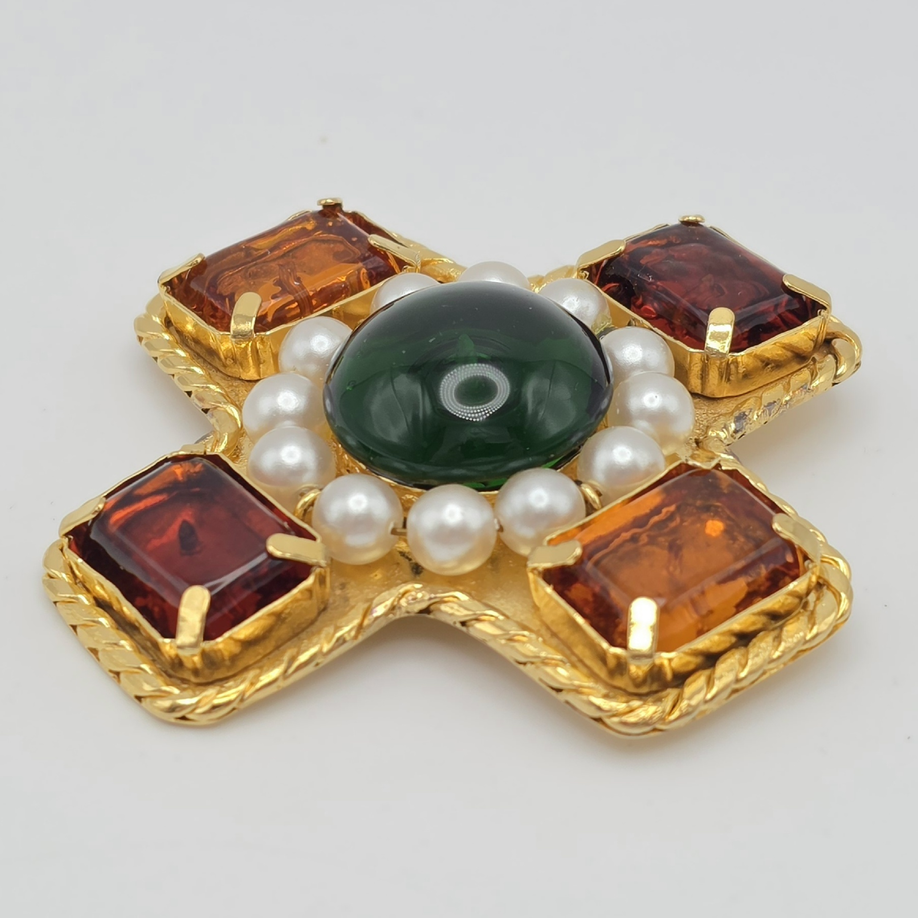 brooch — view 3