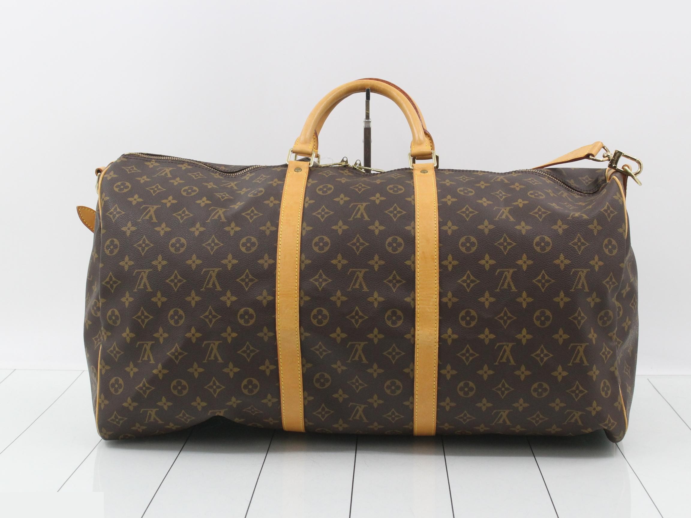 Keepall Bandoulière 60 with shoulder strap, name tag, and handle. — view 2