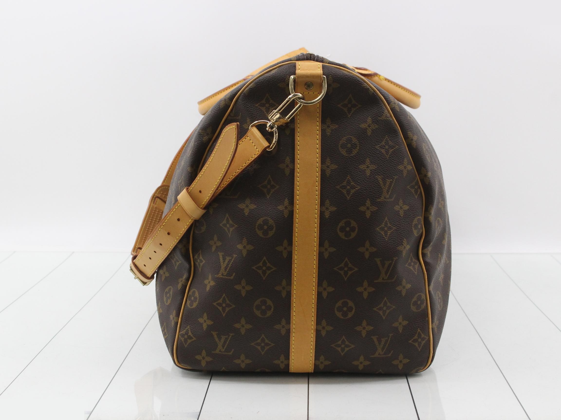 Keepall Bandoulière 60 with shoulder strap, name tag, and handle. — view 3