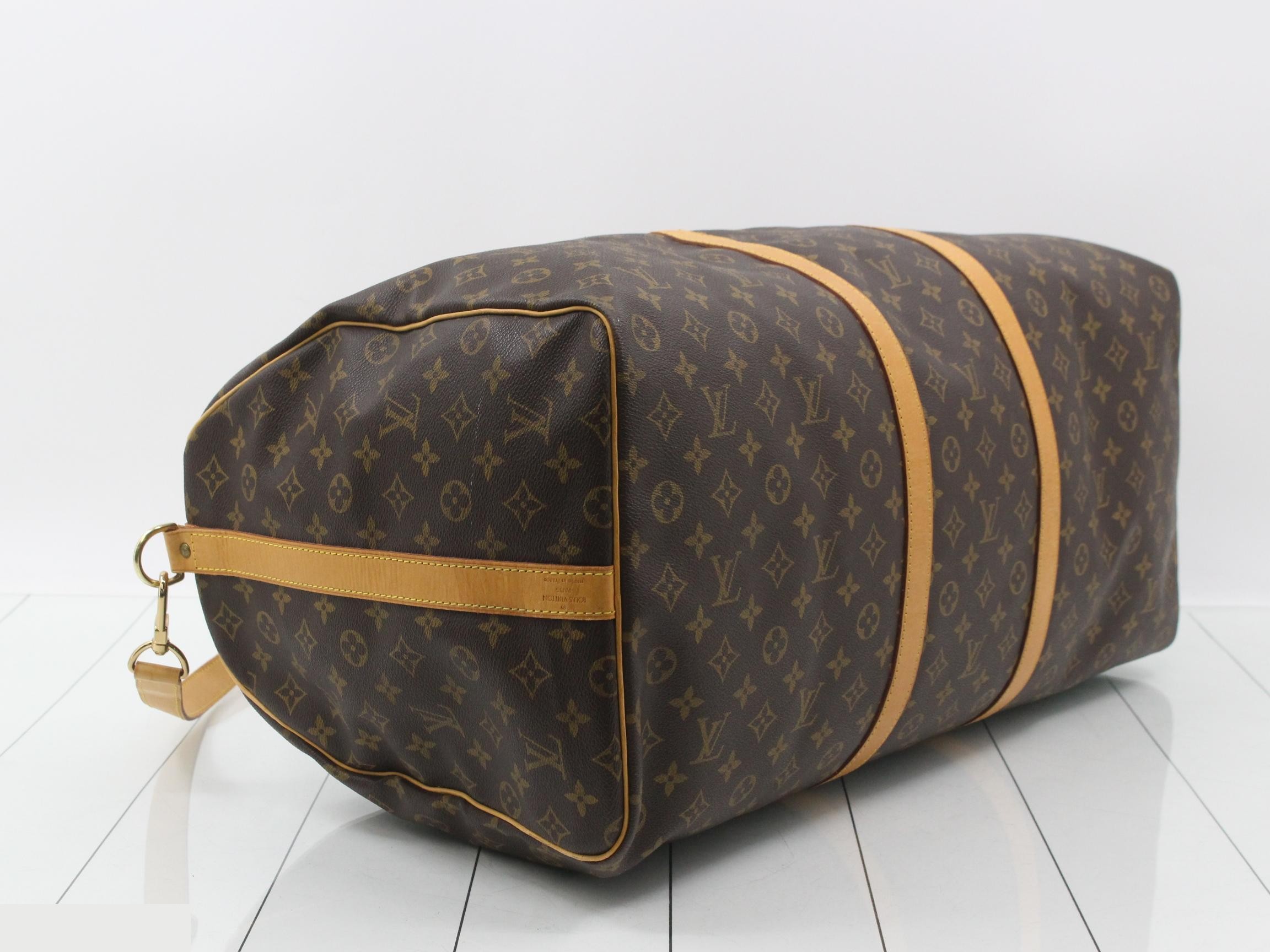 Keepall Bandoulière 60 with shoulder strap, name tag, and handle. — view 5