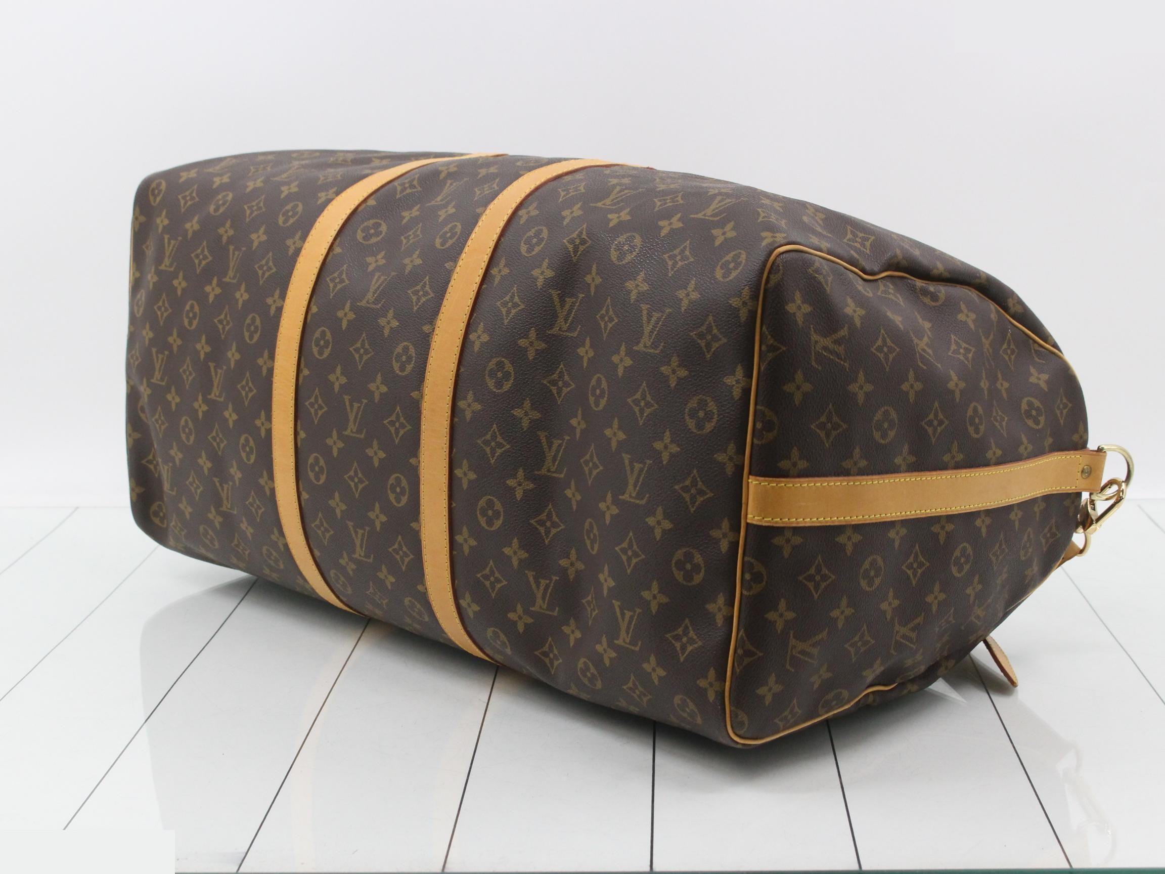 Keepall Bandoulière 60 with shoulder strap, name tag, and handle. — view 6
